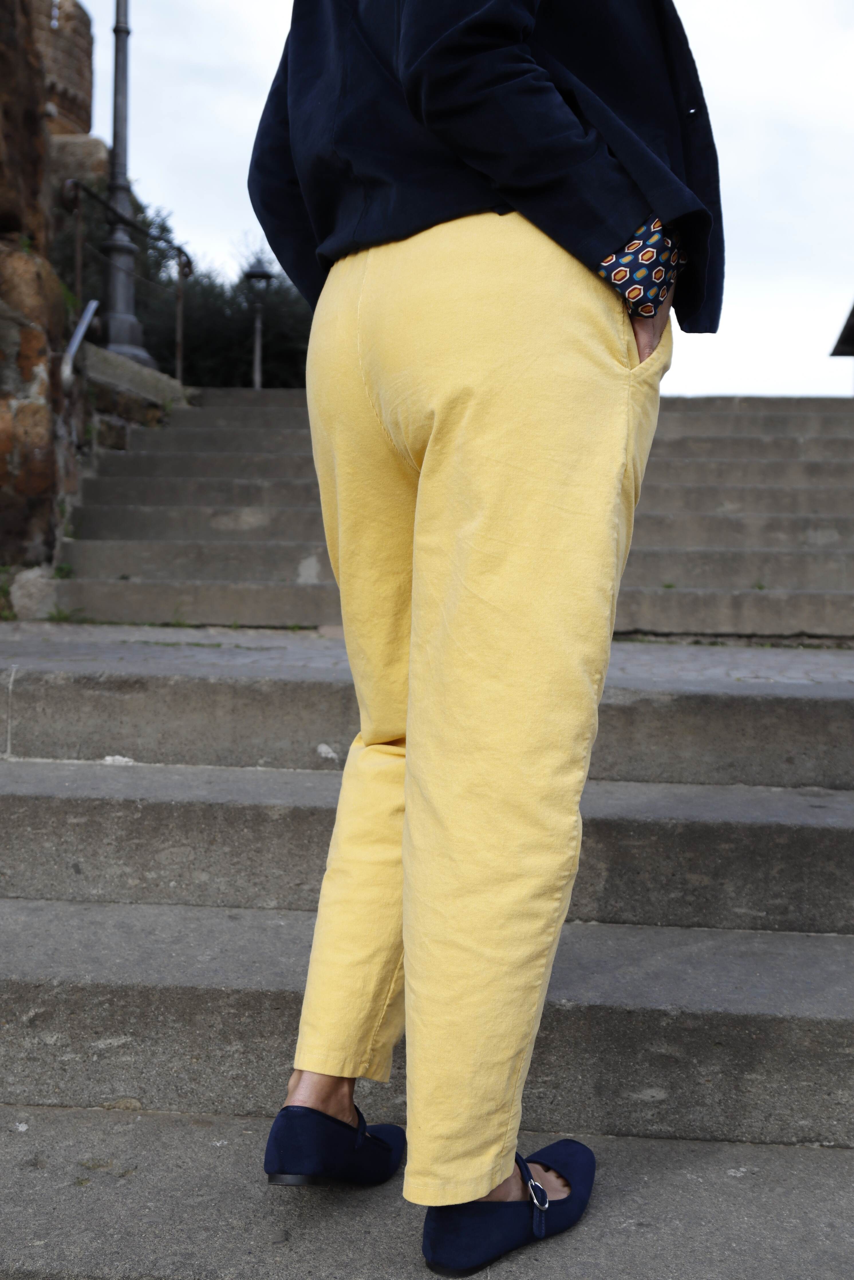 Pantalone in velluto a costine fine in cotone elasticizzato colore giallo