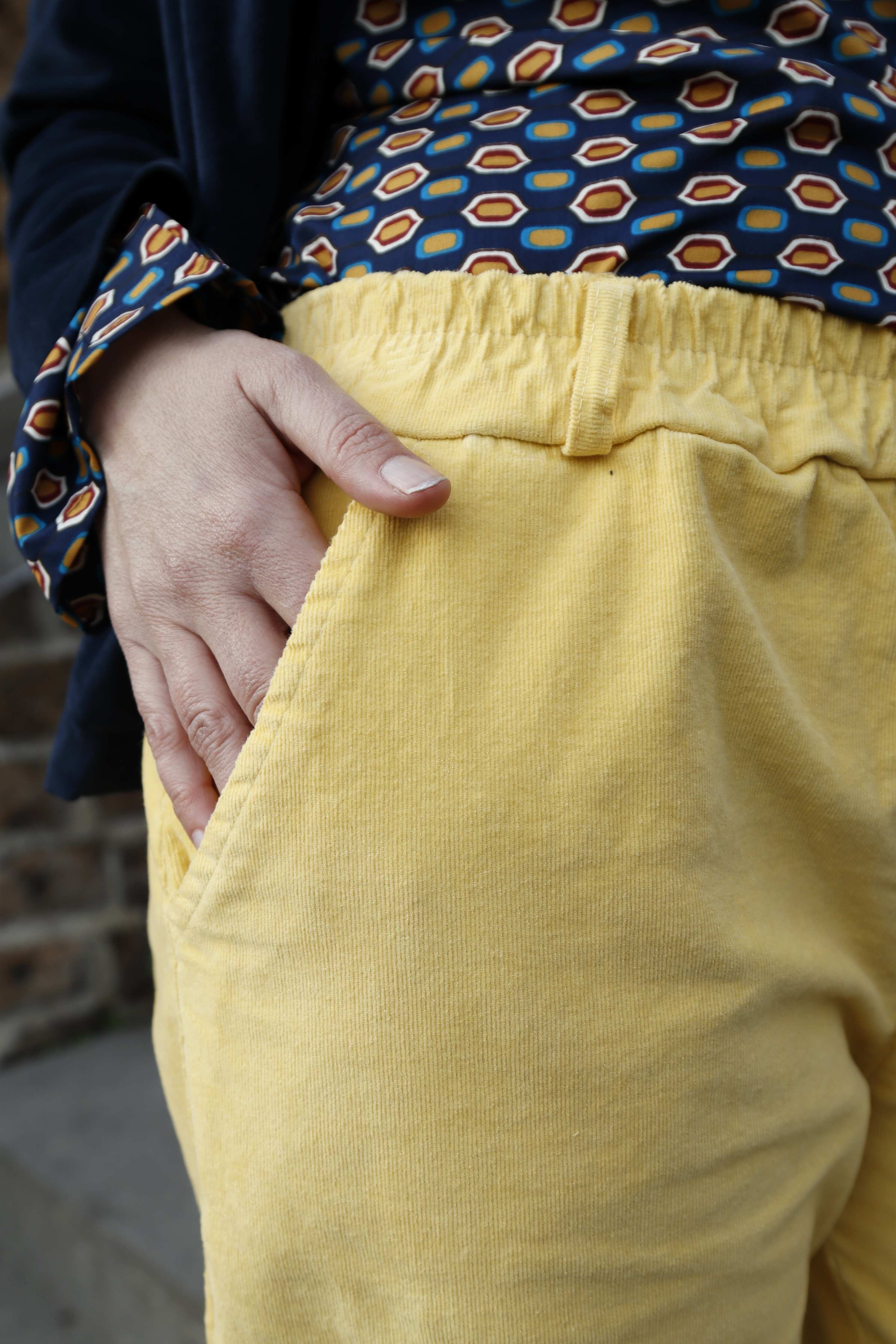 Pantalone in velluto a costine fine in cotone elasticizzato colore giallo
