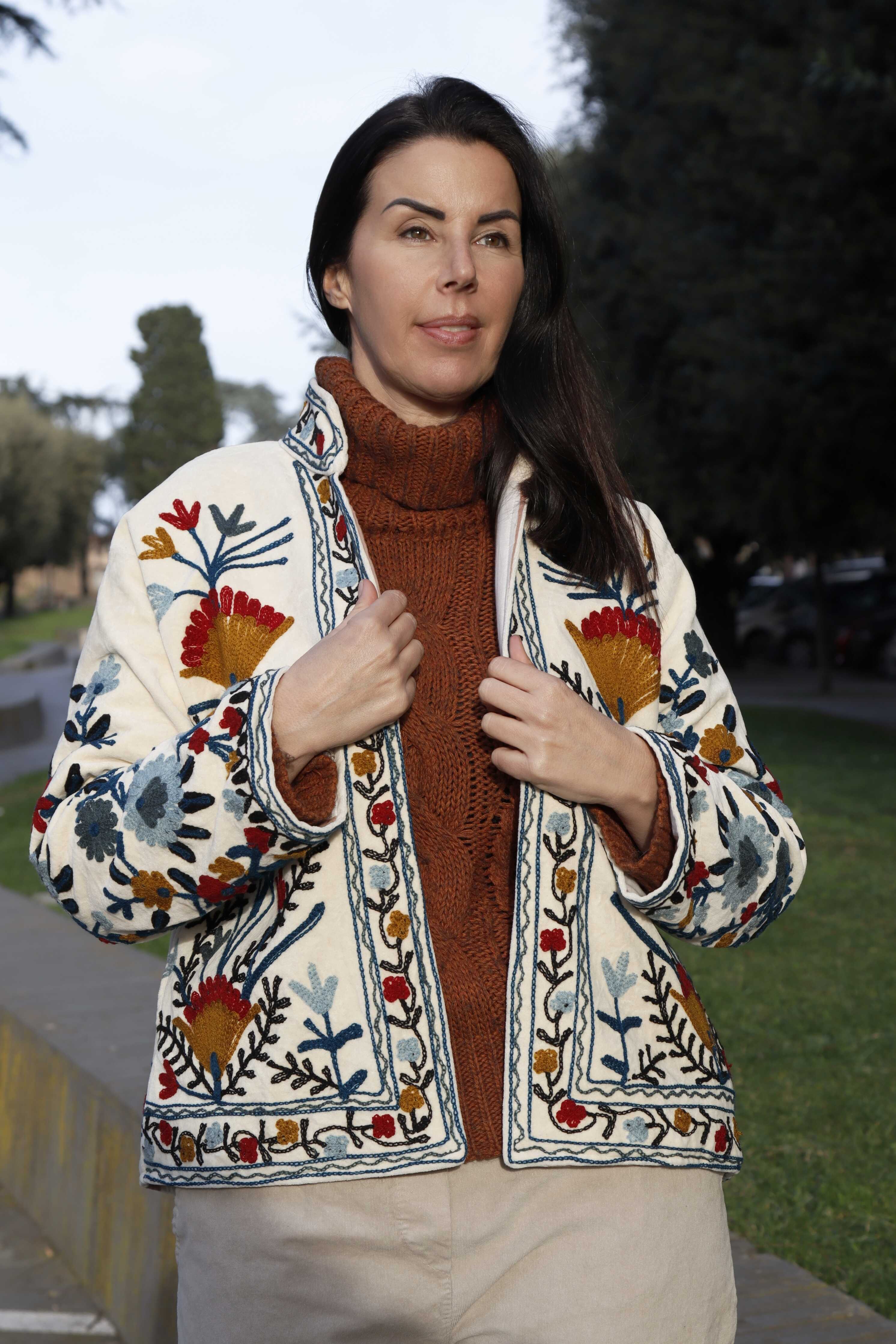 Giacca velluto colore bianco ricamata a mano con fiori