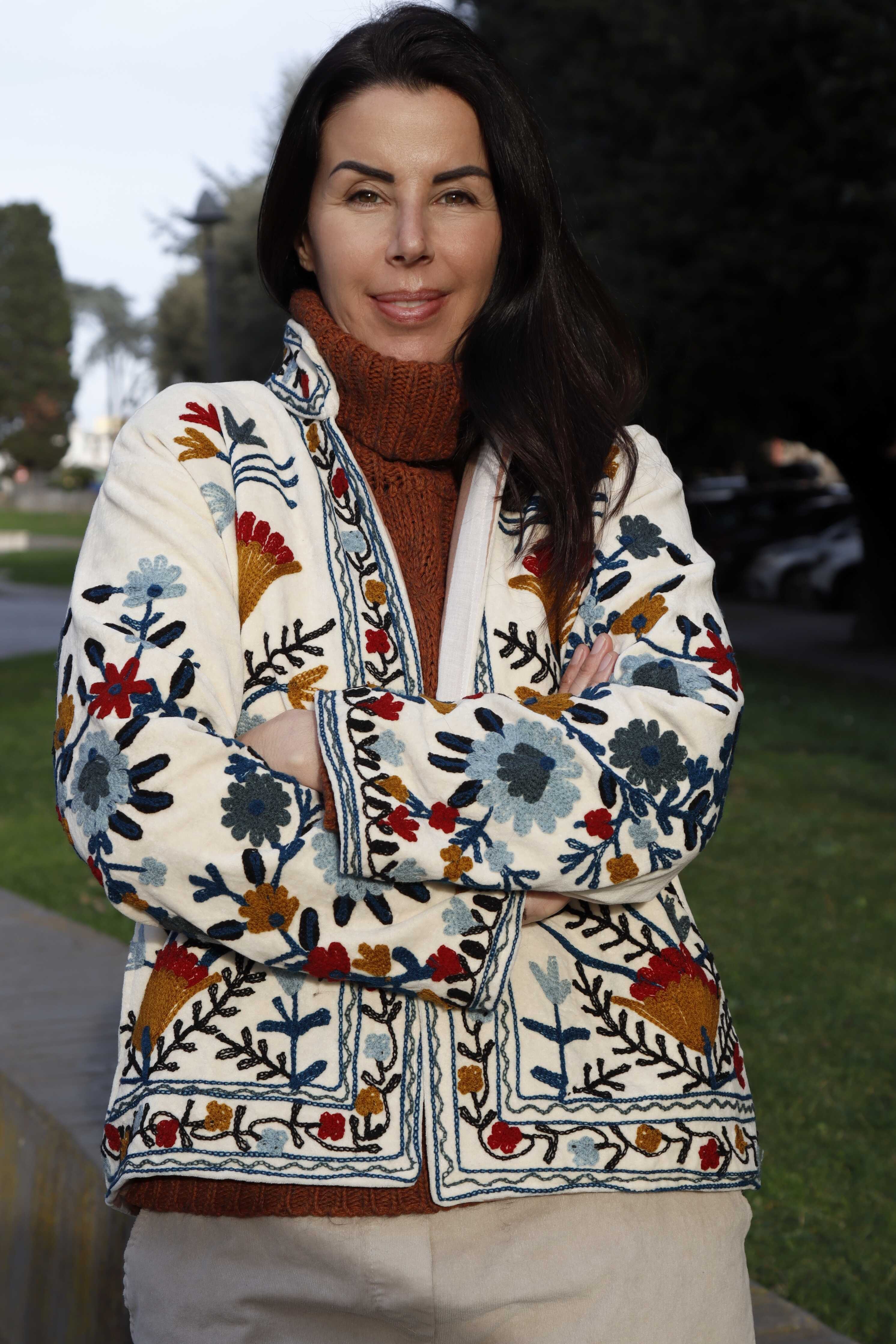 Giacca velluto colore bianco ricamata a mano con fiori