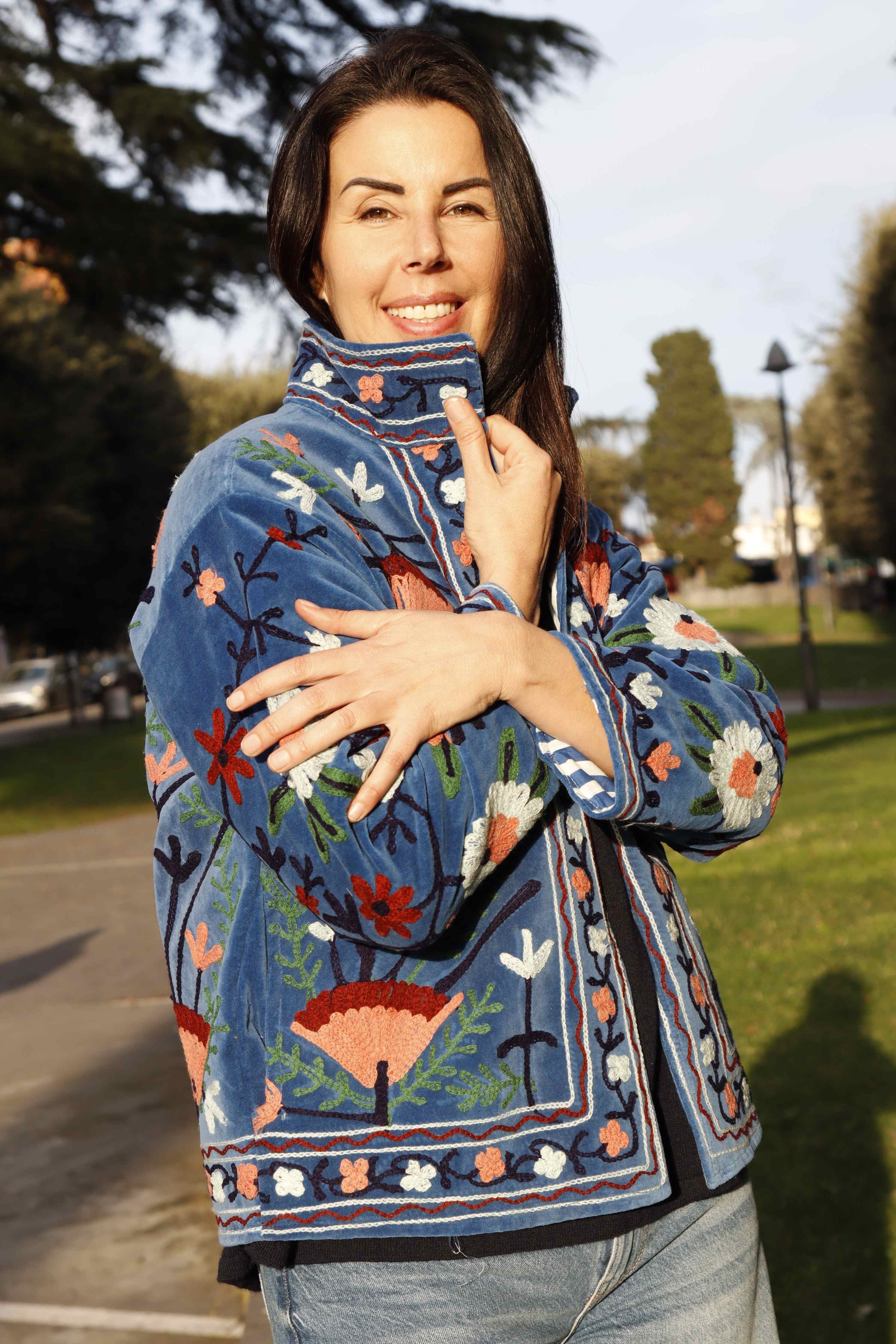 Giacca velluto colore blu jeans ricamata a mano con fiori