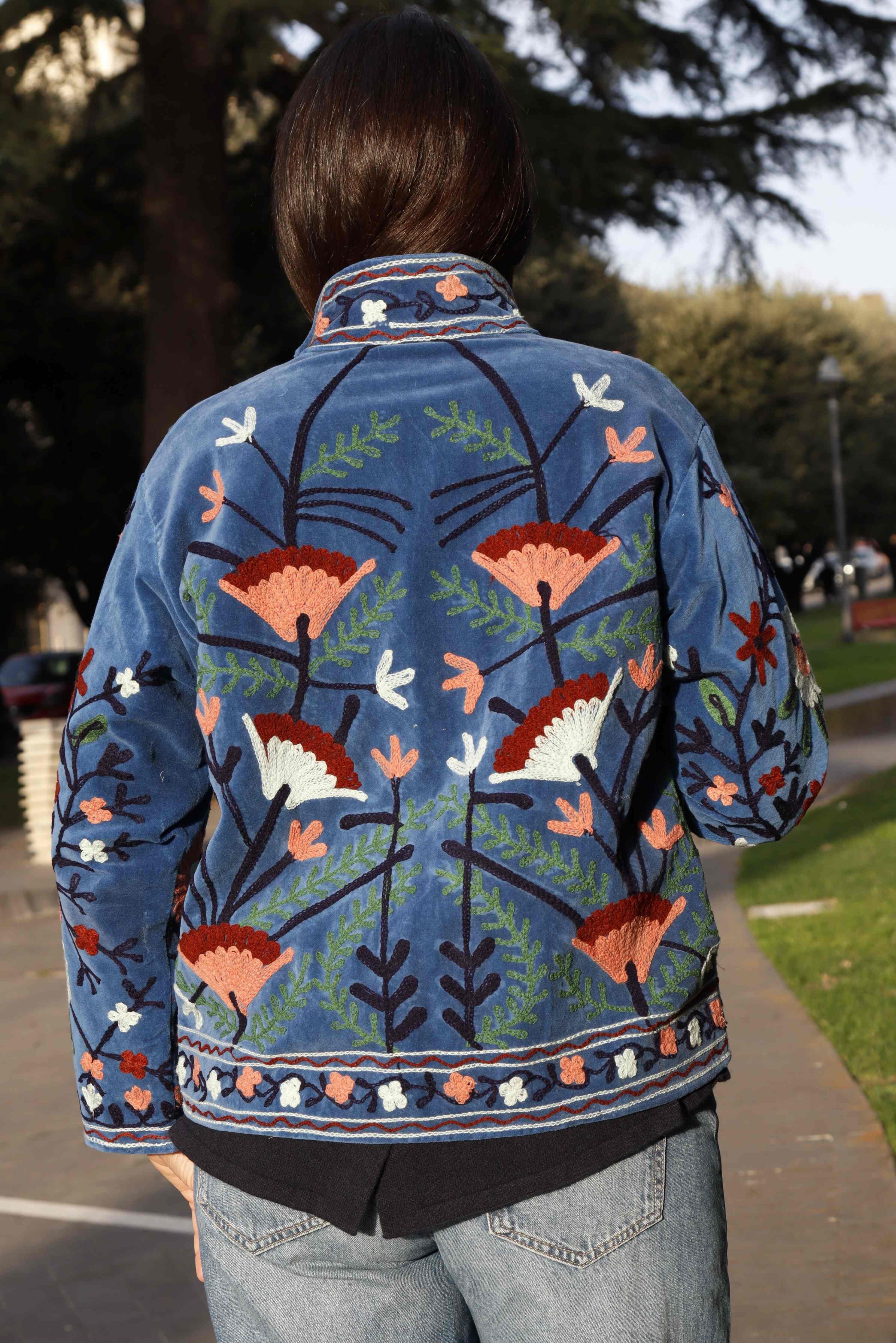 Giacca velluto colore blu jeans ricamata a mano con fiori