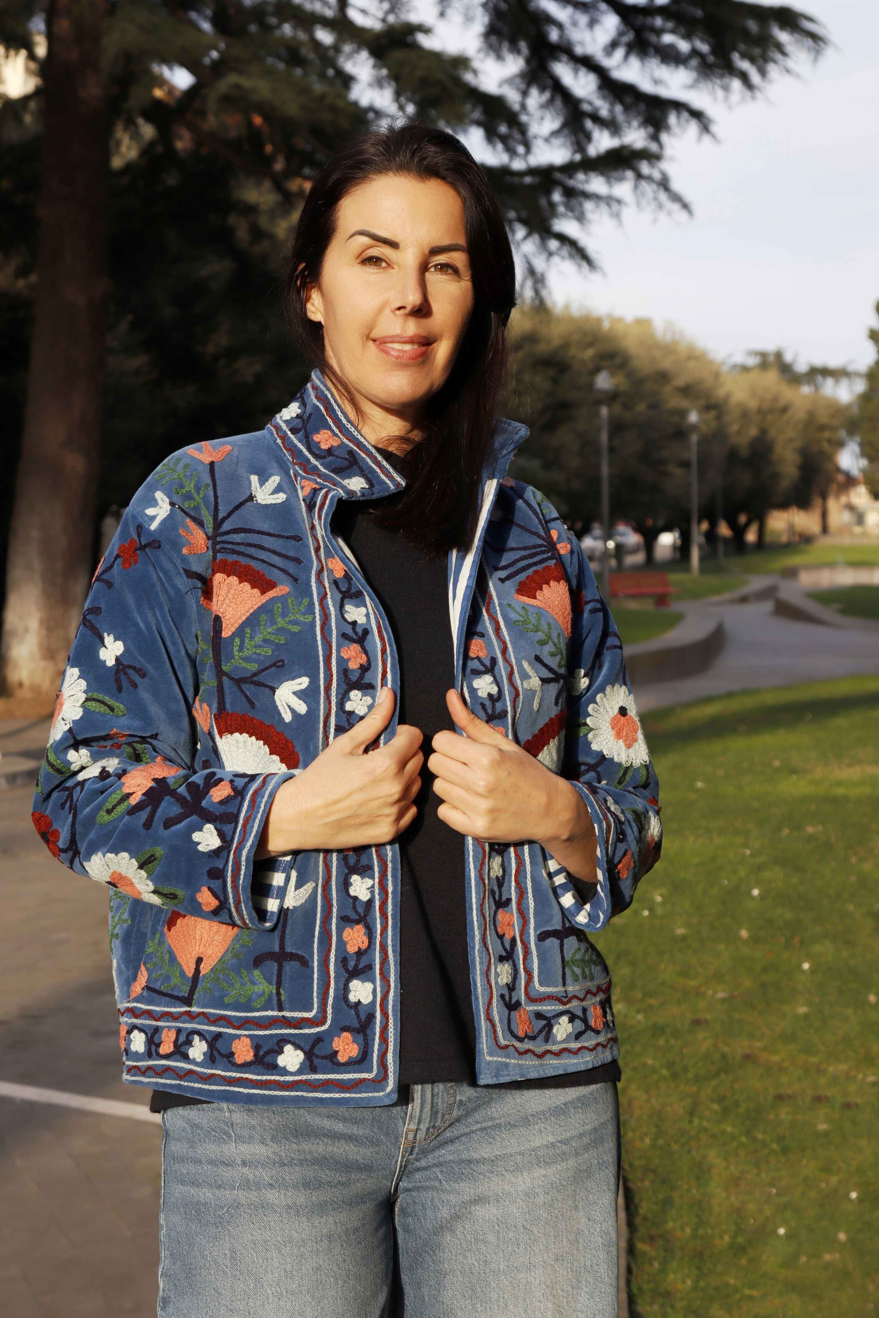 Giacca velluto colore blu jeans ricamata a mano con fiori