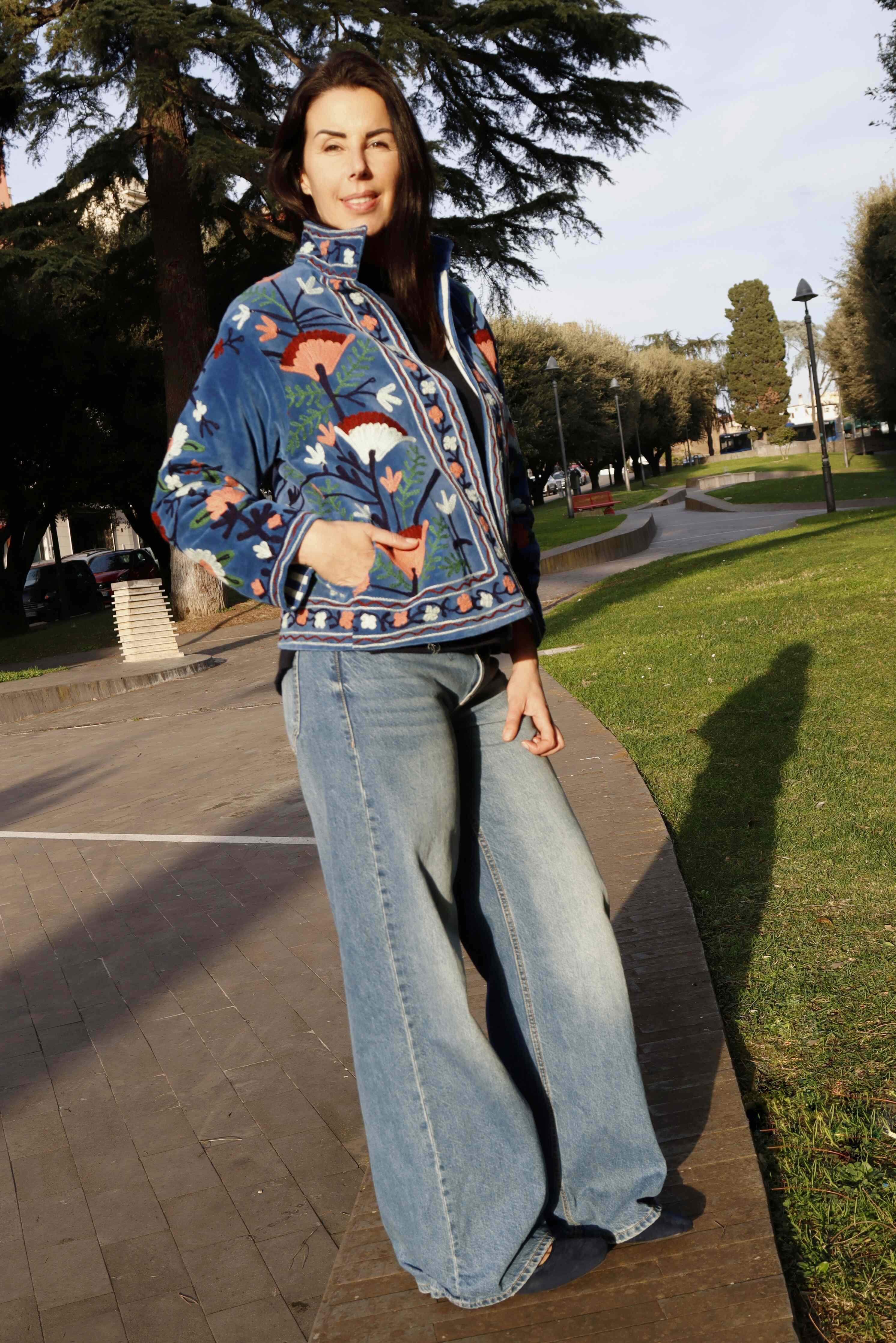 Giacca velluto colore blu jeans ricamata a mano con fiori