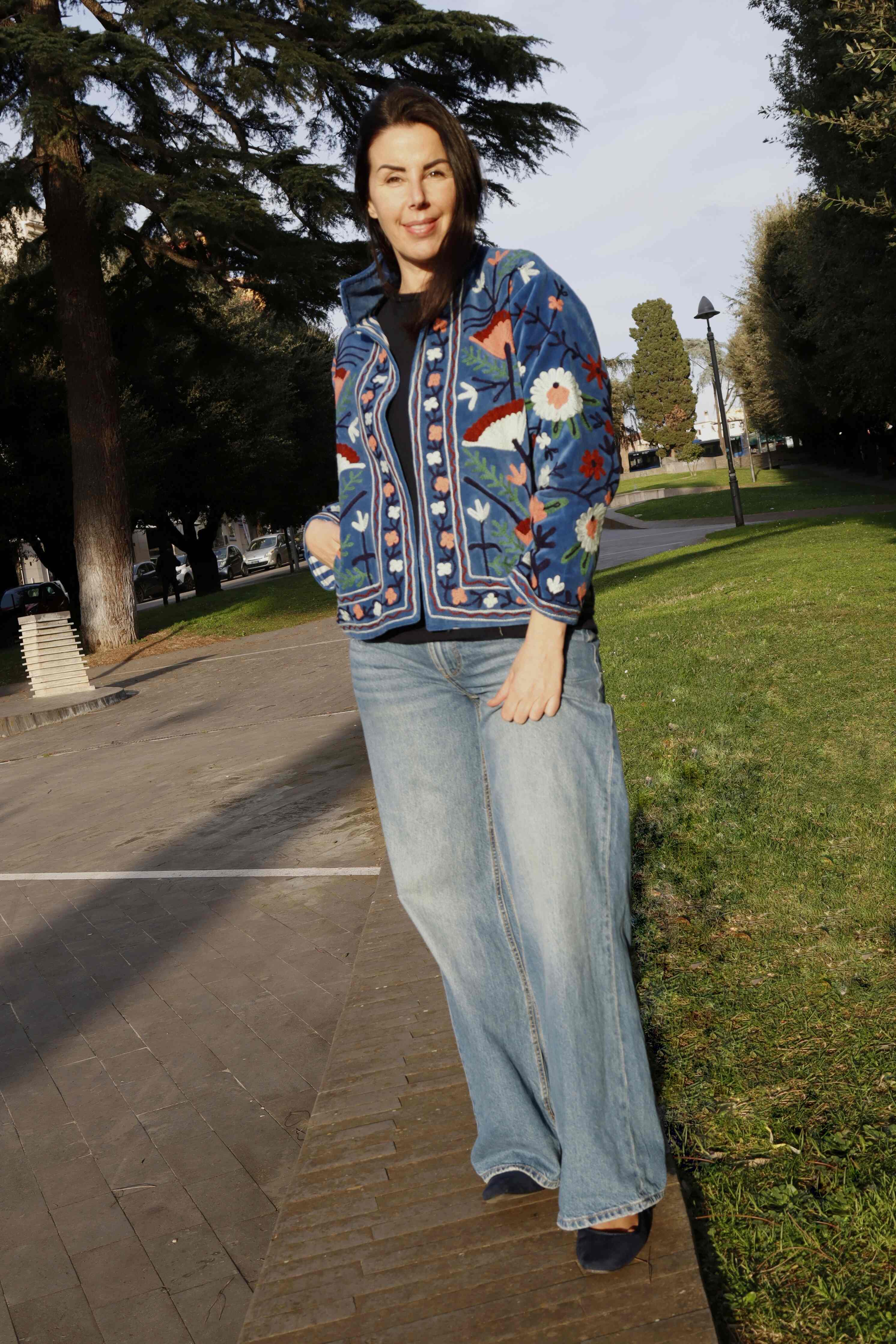 Giacca velluto colore blu jeans ricamata a mano con fiori