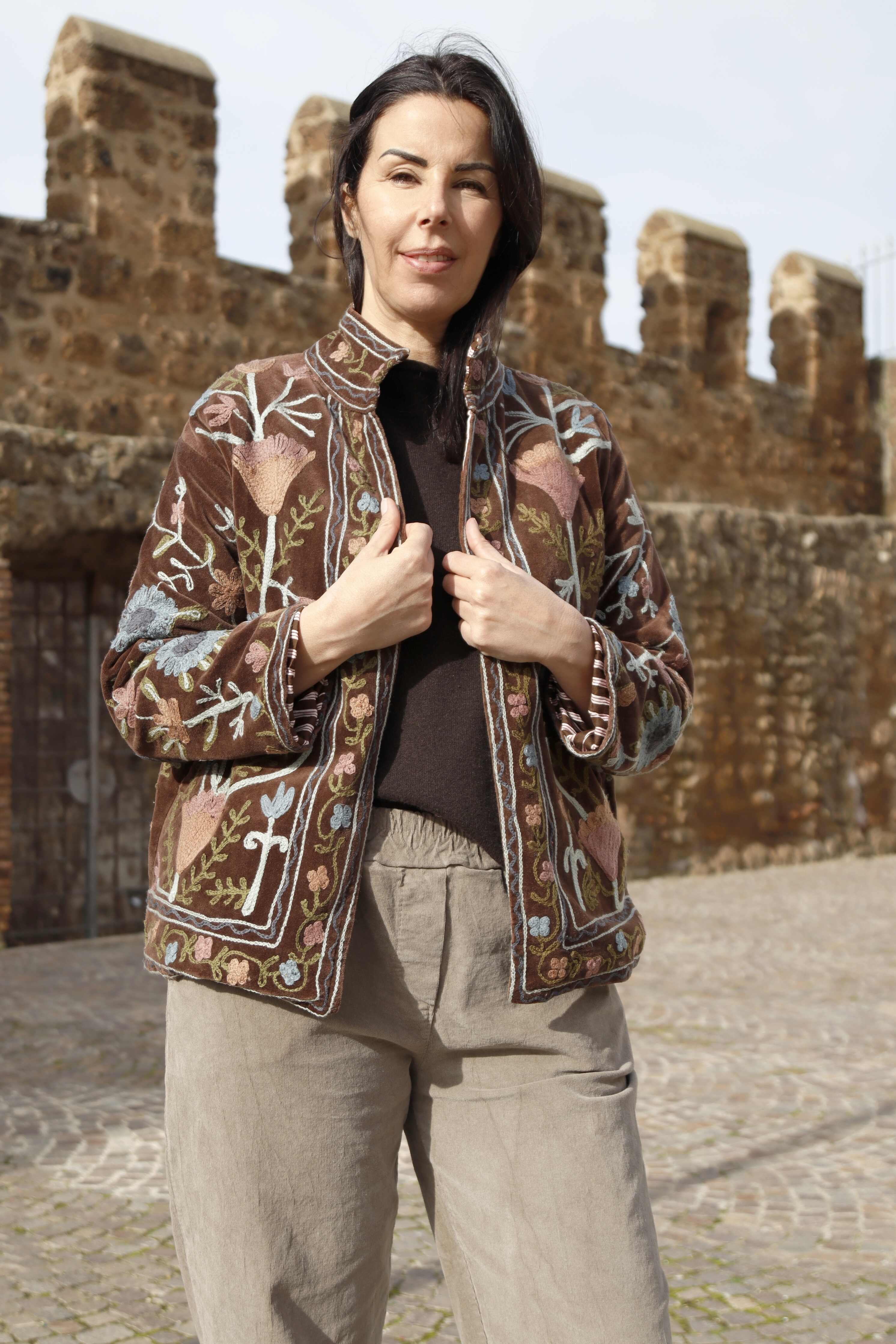 Giacca velluto colore marrone ricamata a mano con fiori