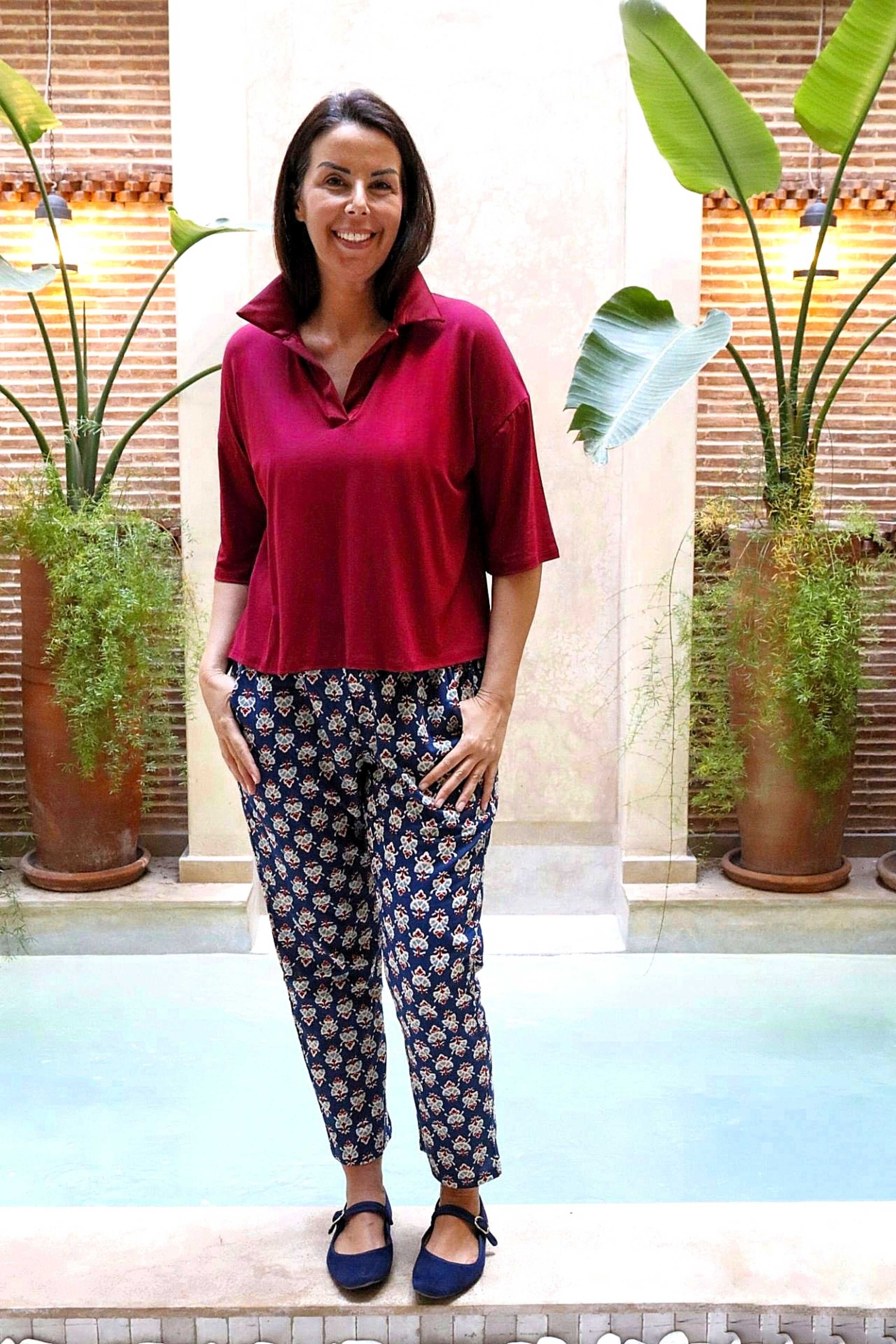 Blusa in jersey di viscosa con dettaglio di collo in raso , colore rosso scuro 