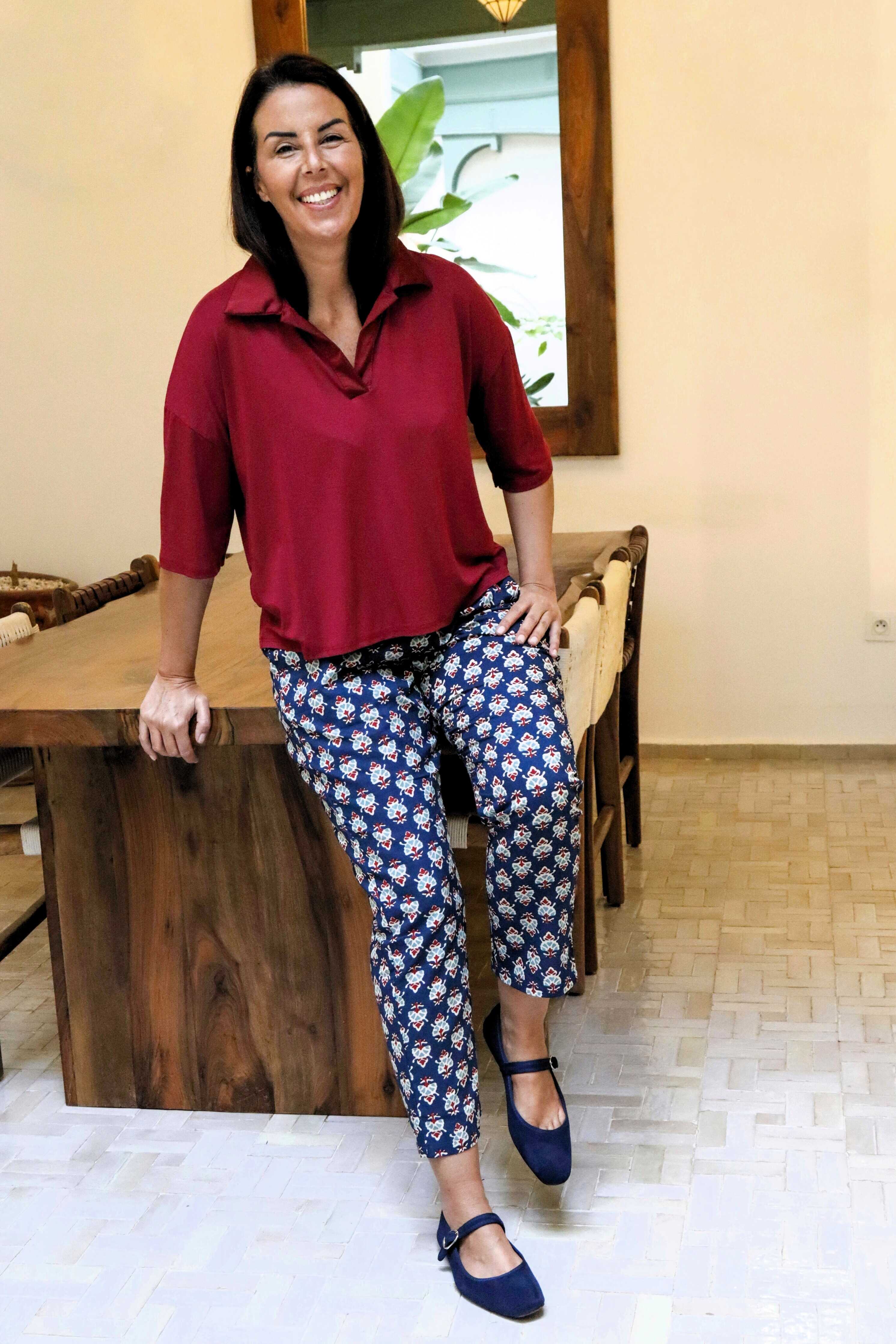 Blusa in jersey di viscosa con dettaglio di collo in raso , colore rosso scuro 