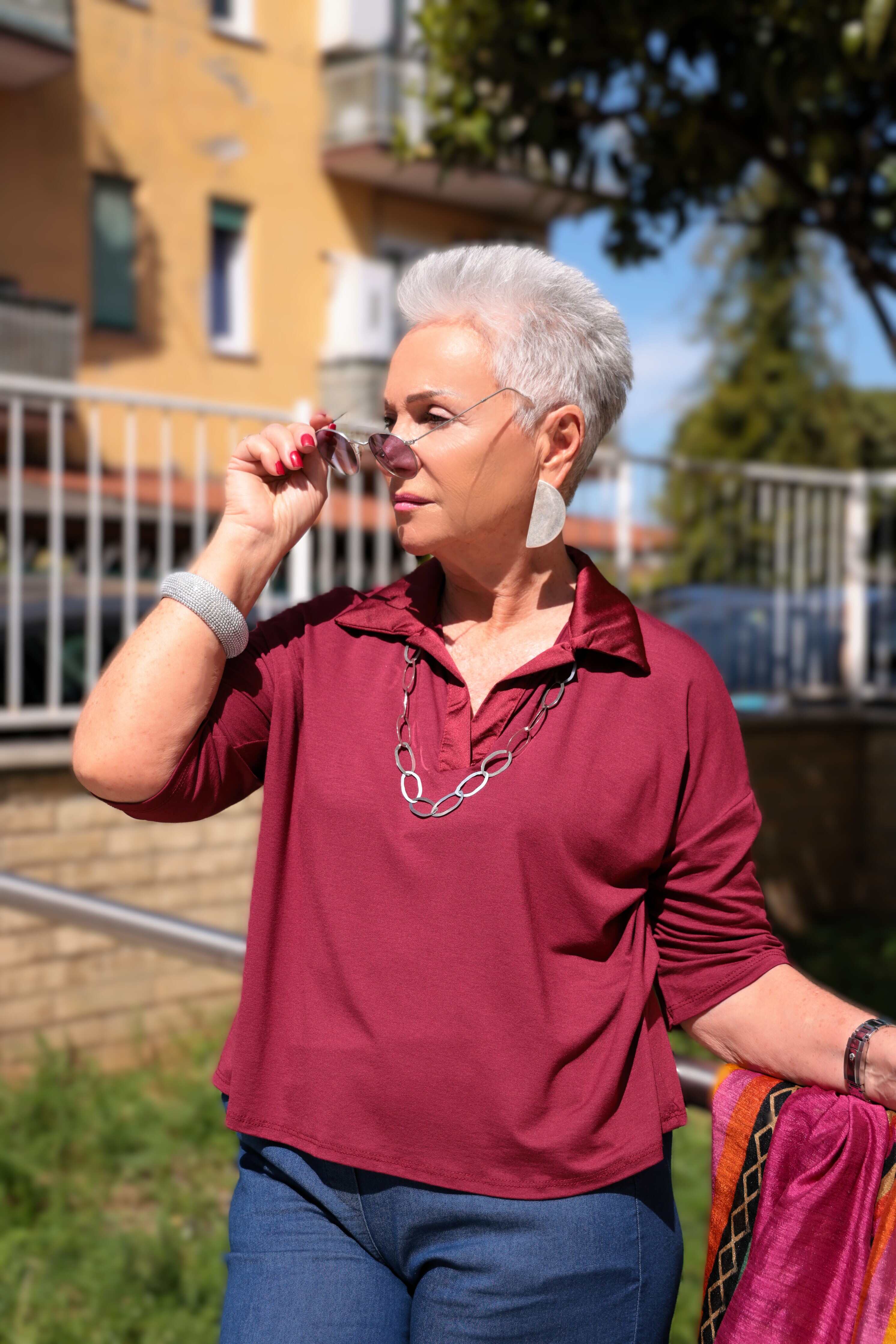 Blusa in jersey di viscosa con dettaglio di collo in raso , colore rosso scuro 