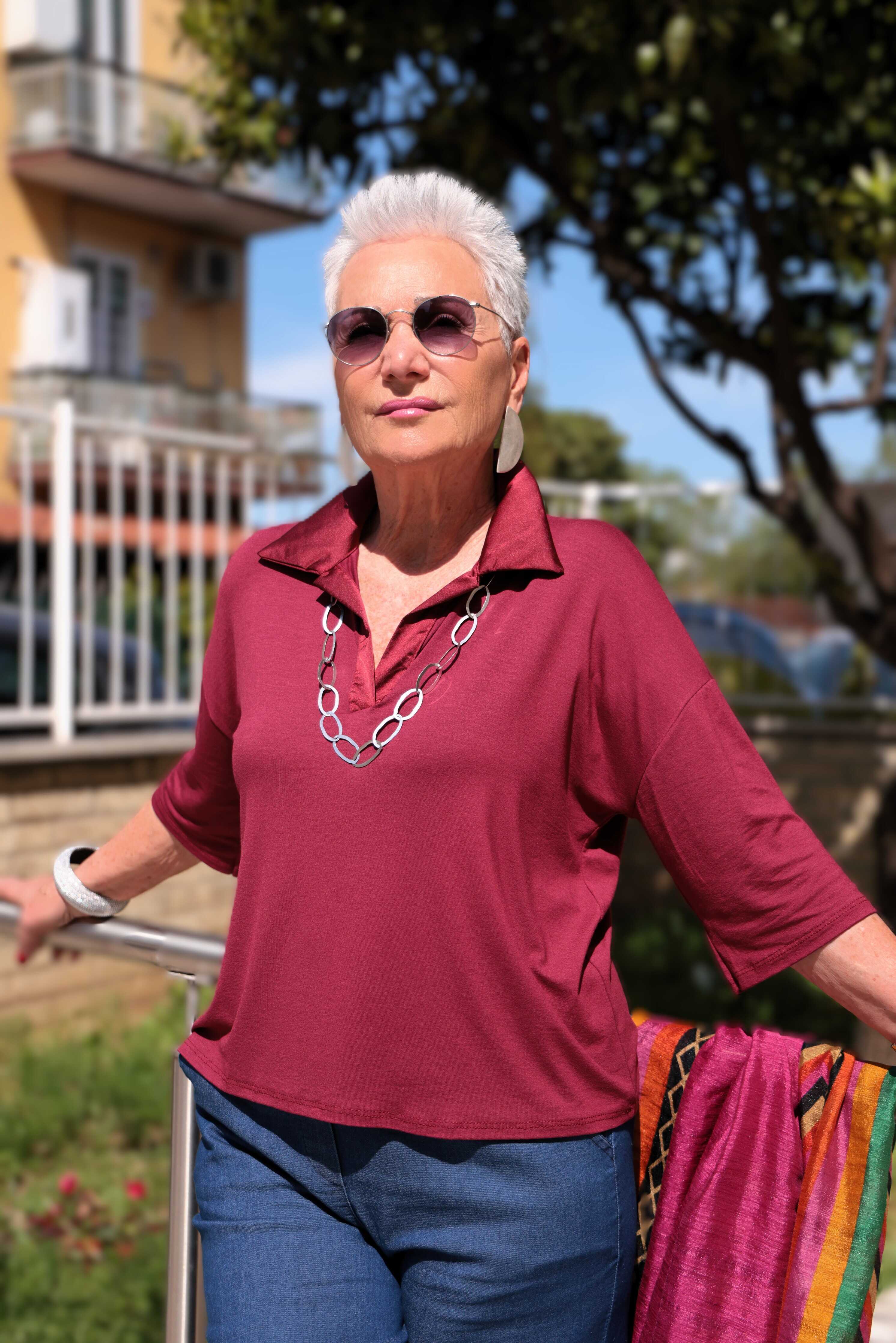 Blusa in jersey di viscosa con dettaglio di collo in raso , colore rosso scuro 