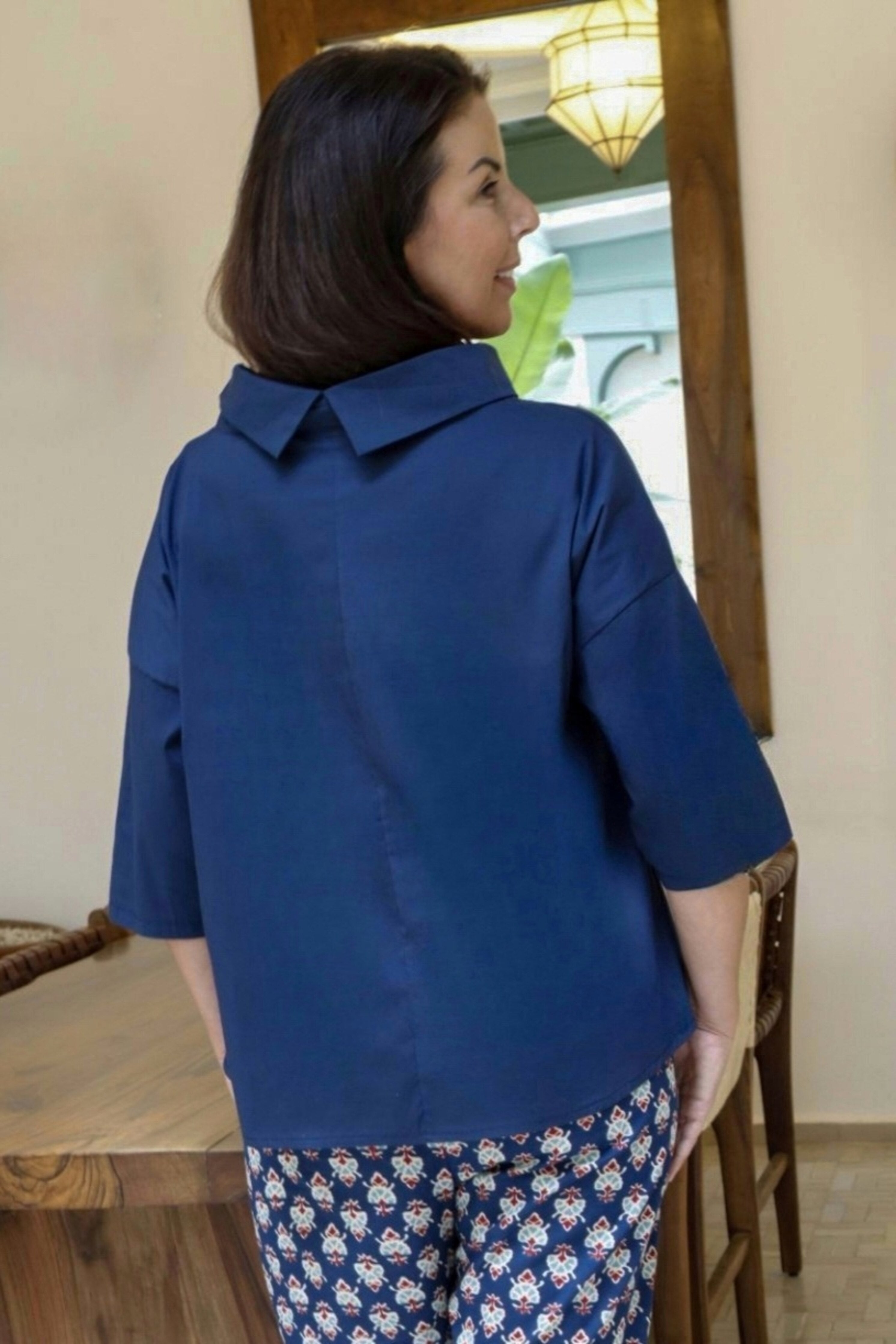 Blusa con collo a vulcano colore blu in cotone manica 3/4 over size