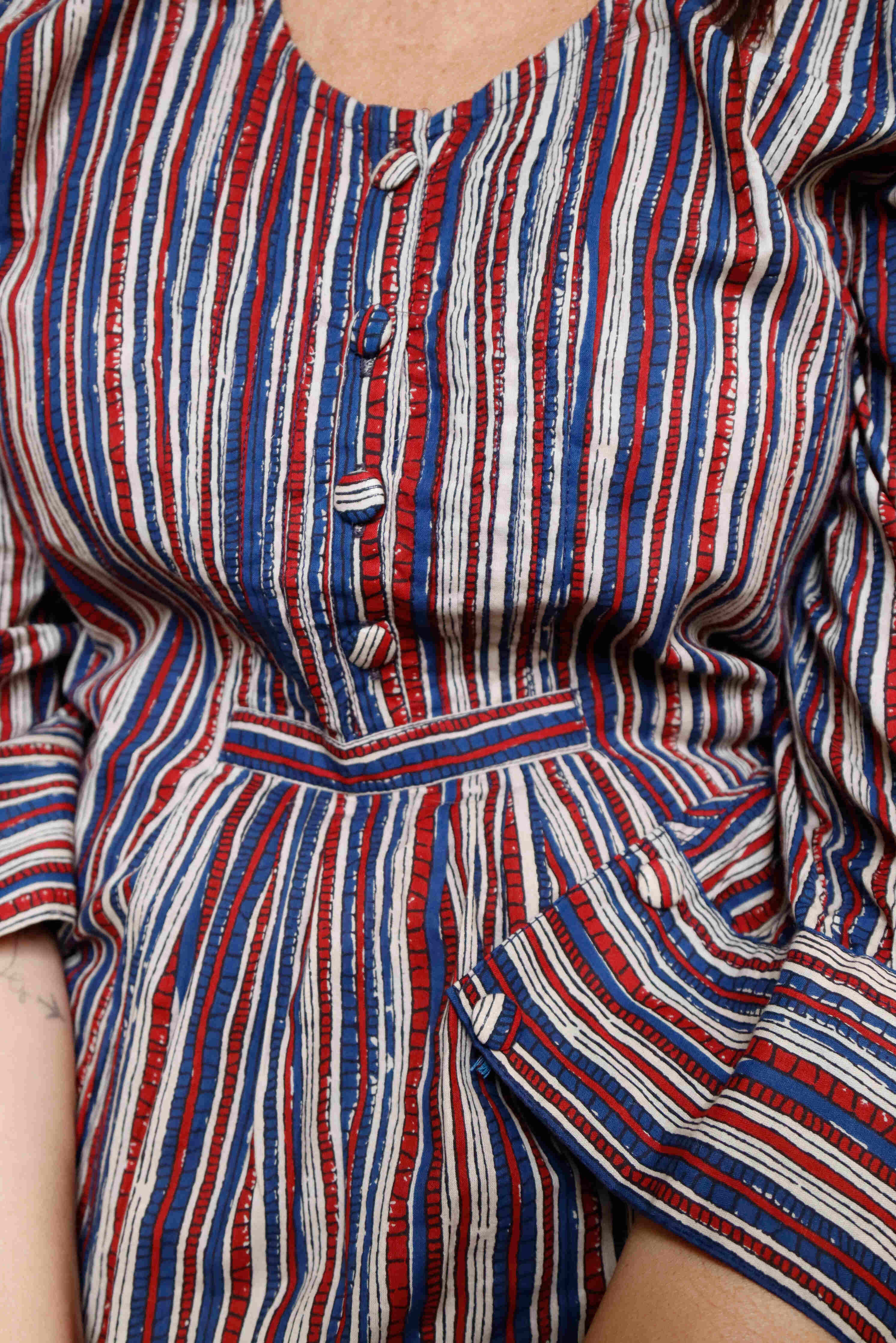 Blusa in cotone a righe blu rosse