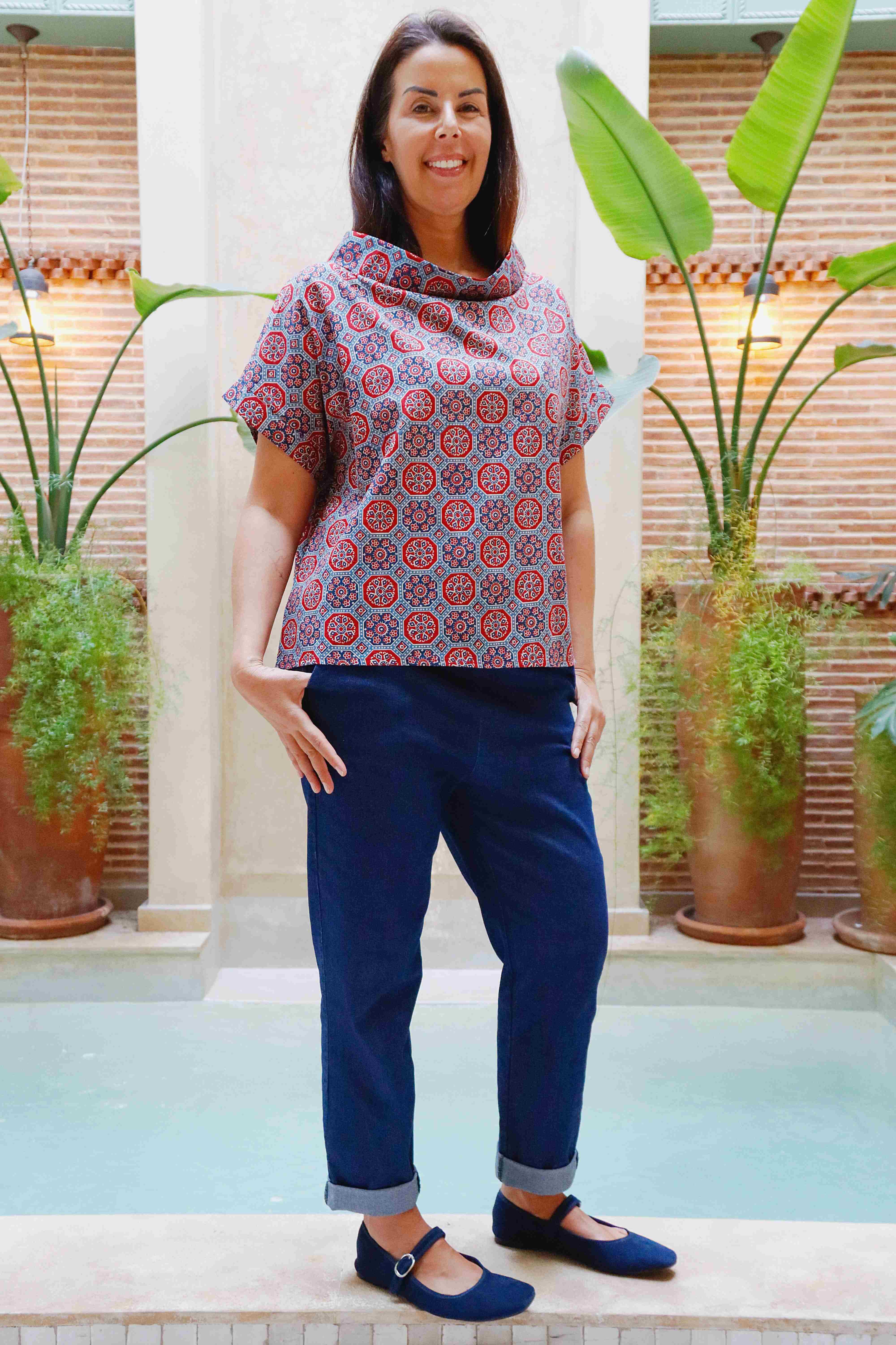 Blusa collo  a vulcano mezze maniche in cotone fantasia geometrica blu rossa
