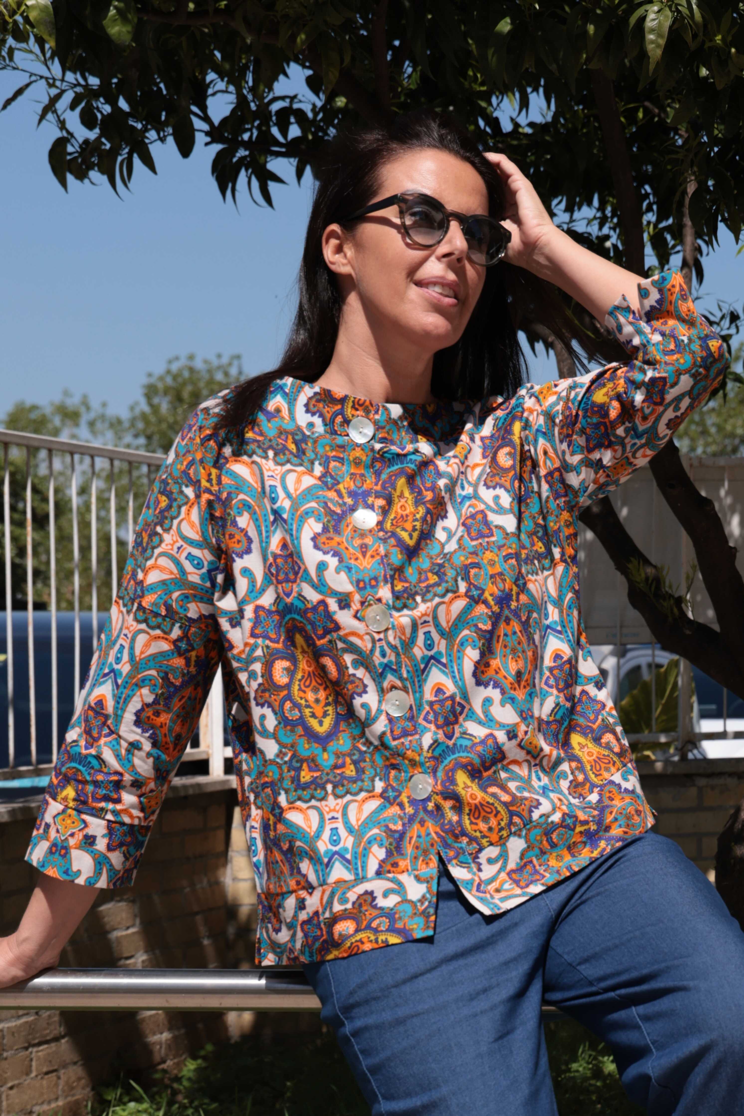 Blusa  taglio a scatola in cotone bianco turchese e arancio bottoni madreperla