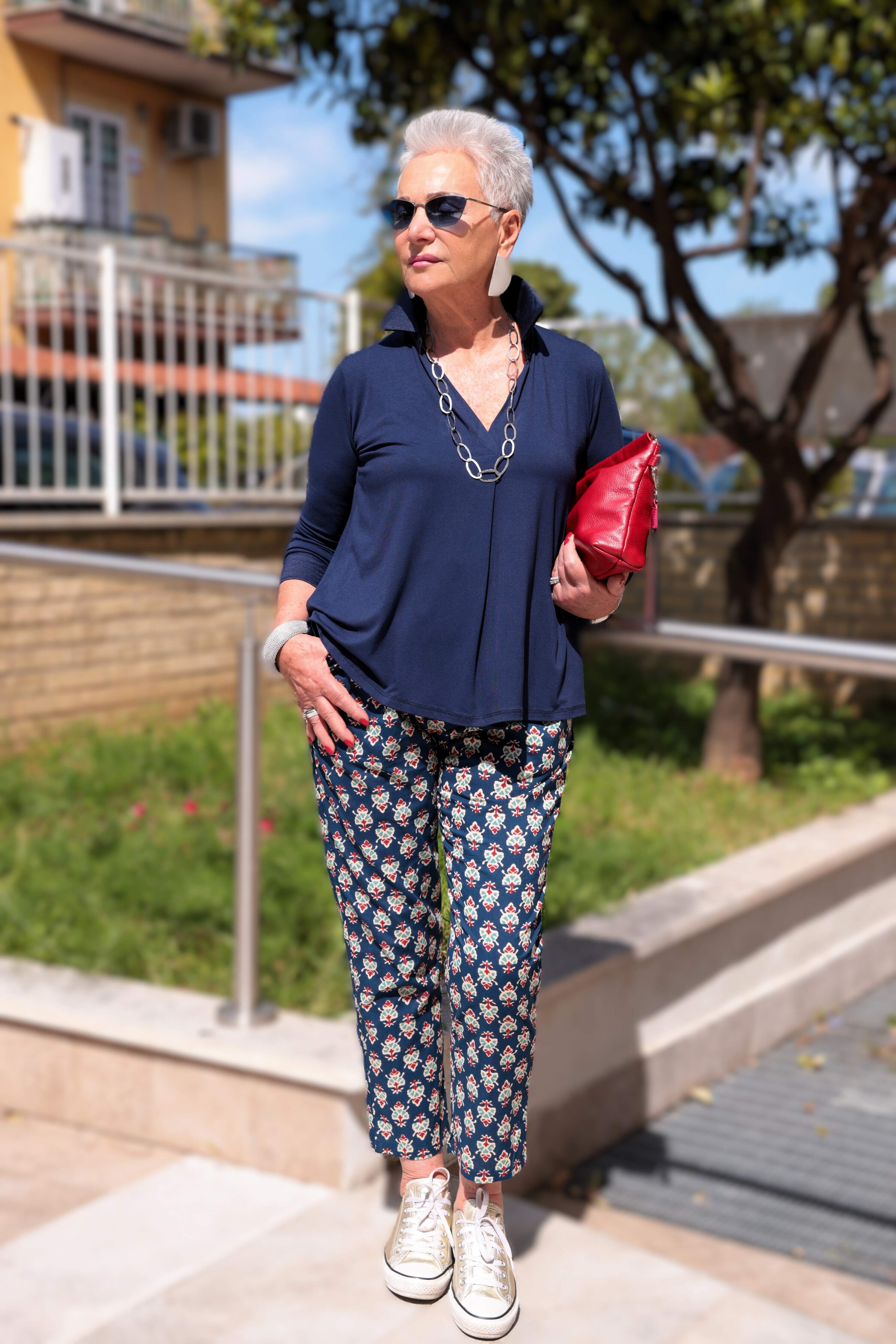 Pantalone fantasia geometria blu rosso cotone a sigaretta vita elasticizzata