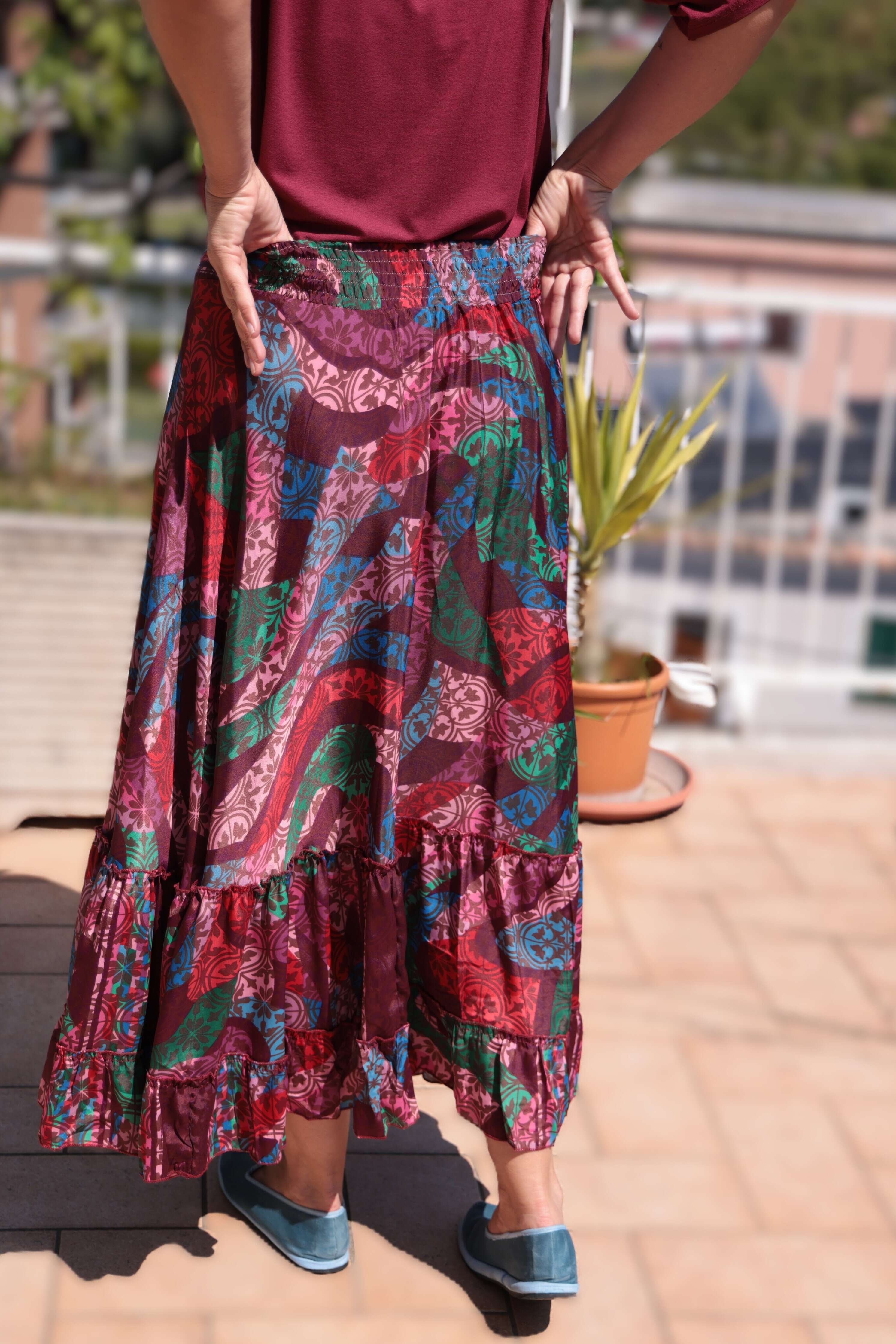 Gonna in seta con balze colore bordeaux 