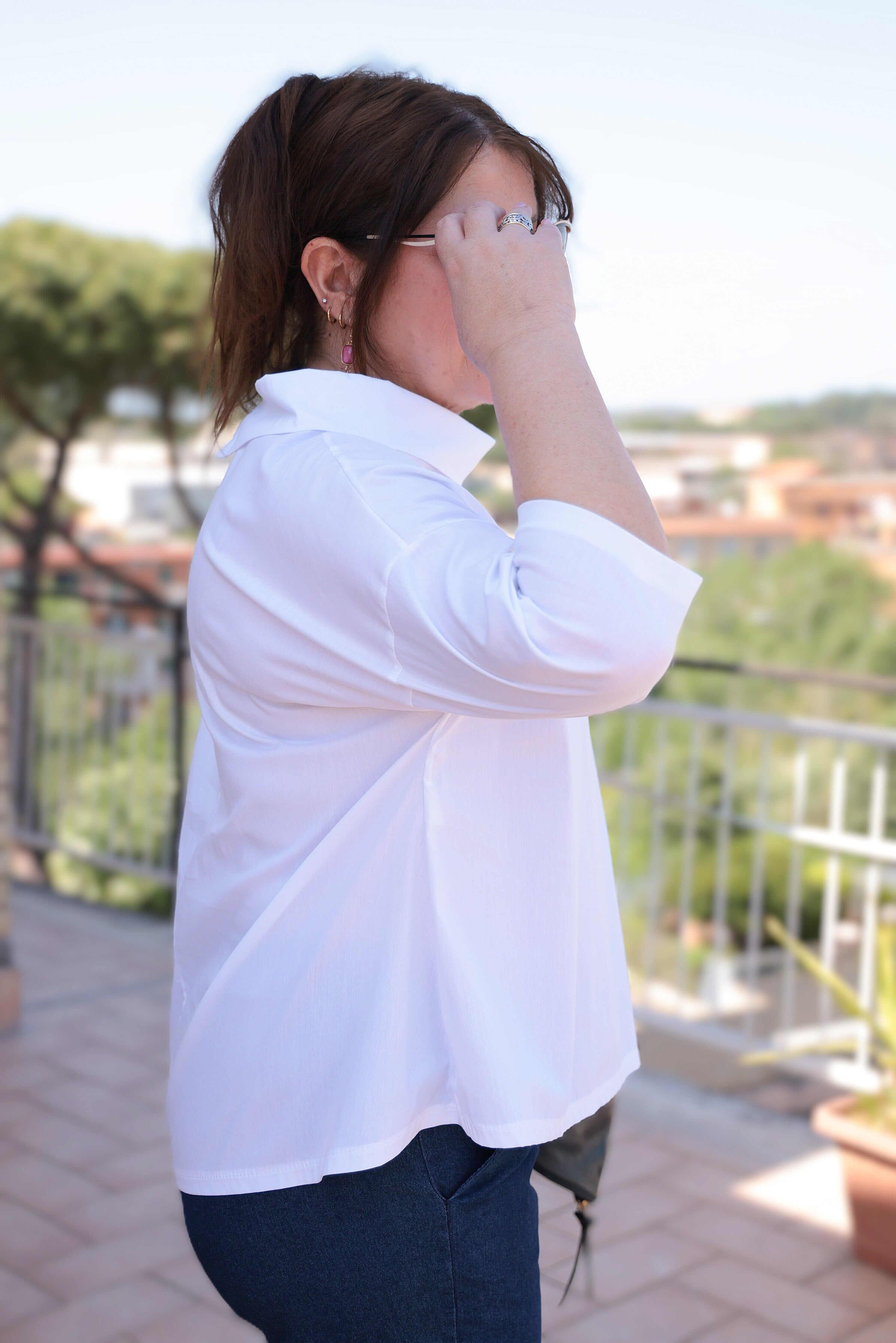 Blusa con collo a vulcano colore bianco in cotone manica 3/4 over size