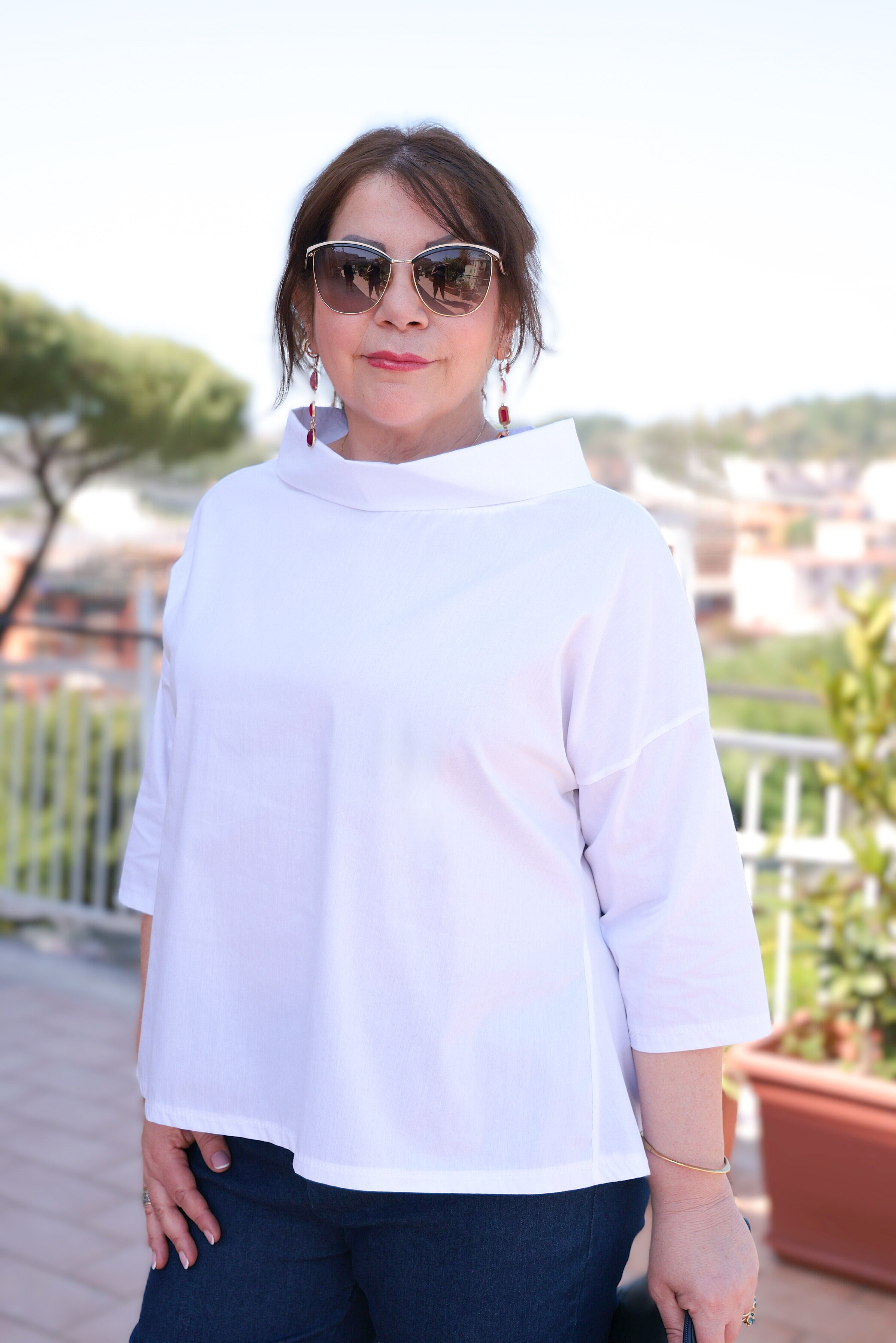 Blusa con collo a vulcano colore bianco in cotone manica 3/4 over size