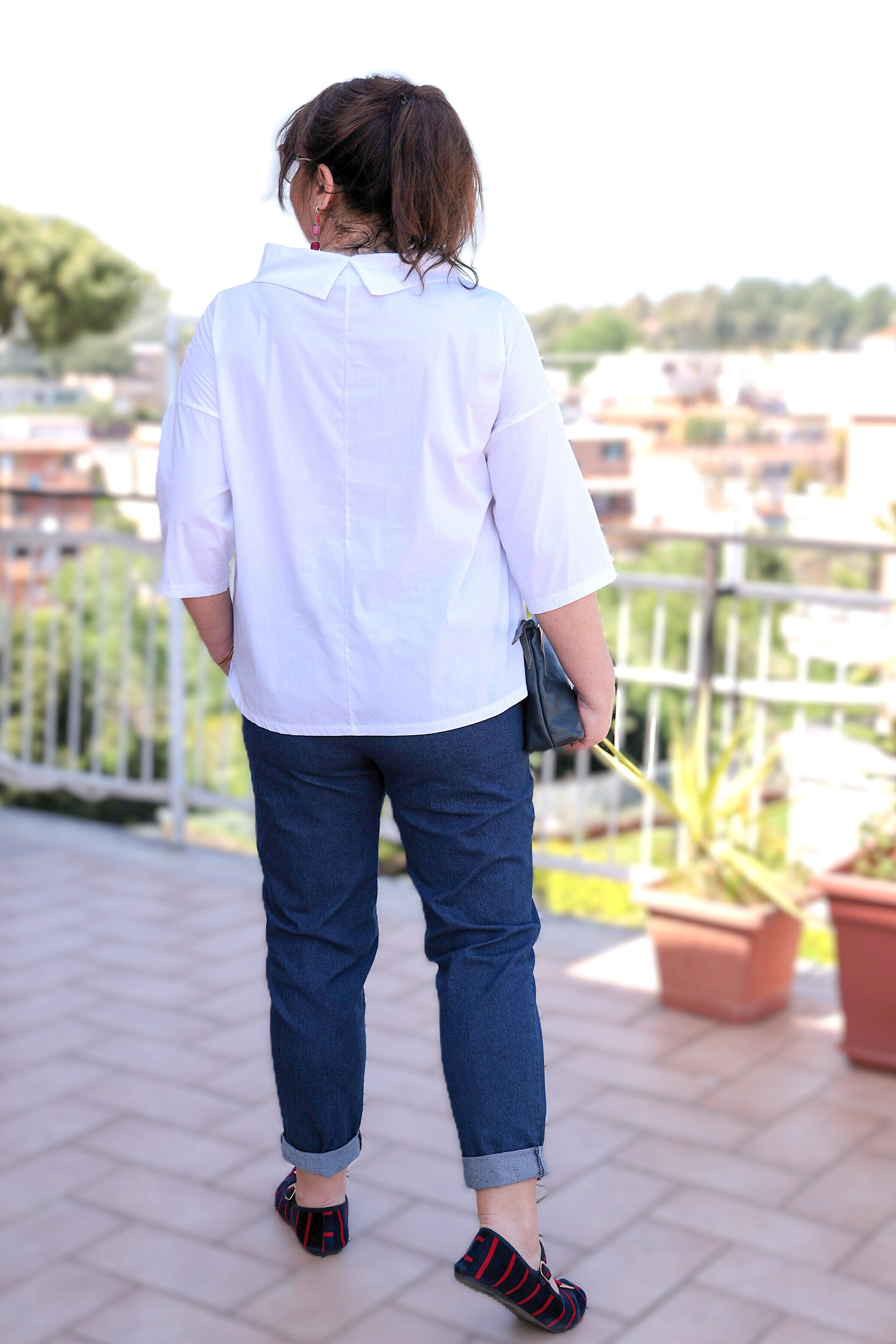 Blusa con collo a vulcano colore bianco in cotone manica 3/4 over size