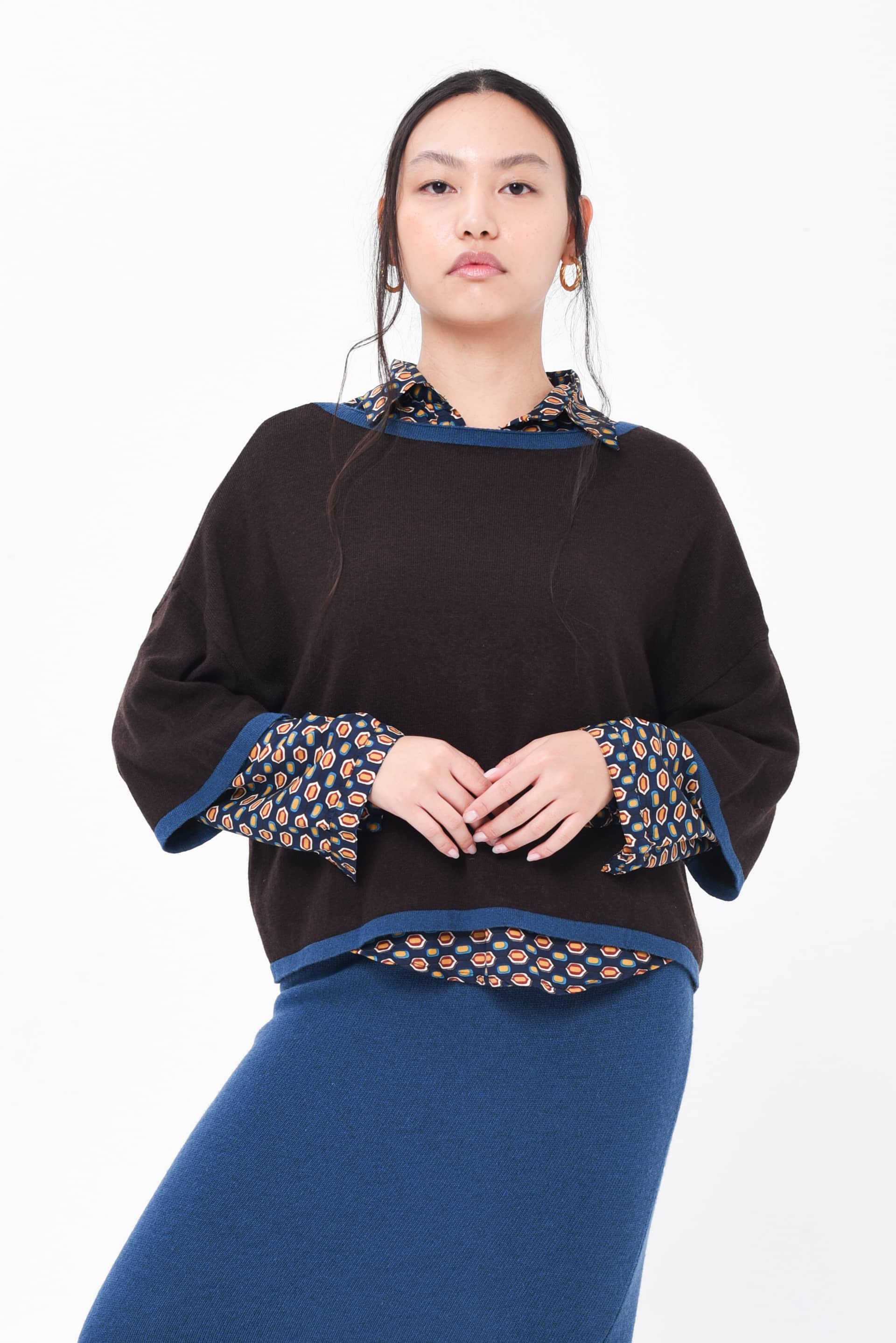 maglione in lana marrone e blu con cashmere