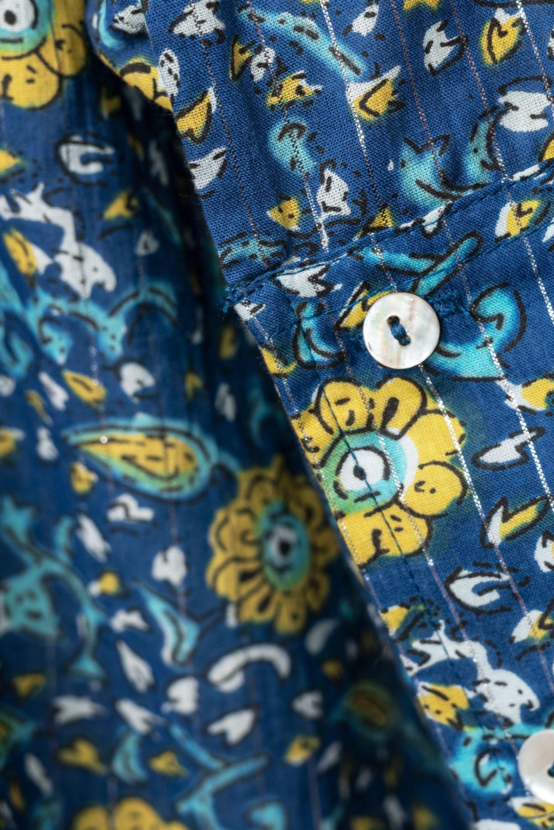 Camicia  taglio a scatola colore blu polvere e fiori gialli cotone naturale