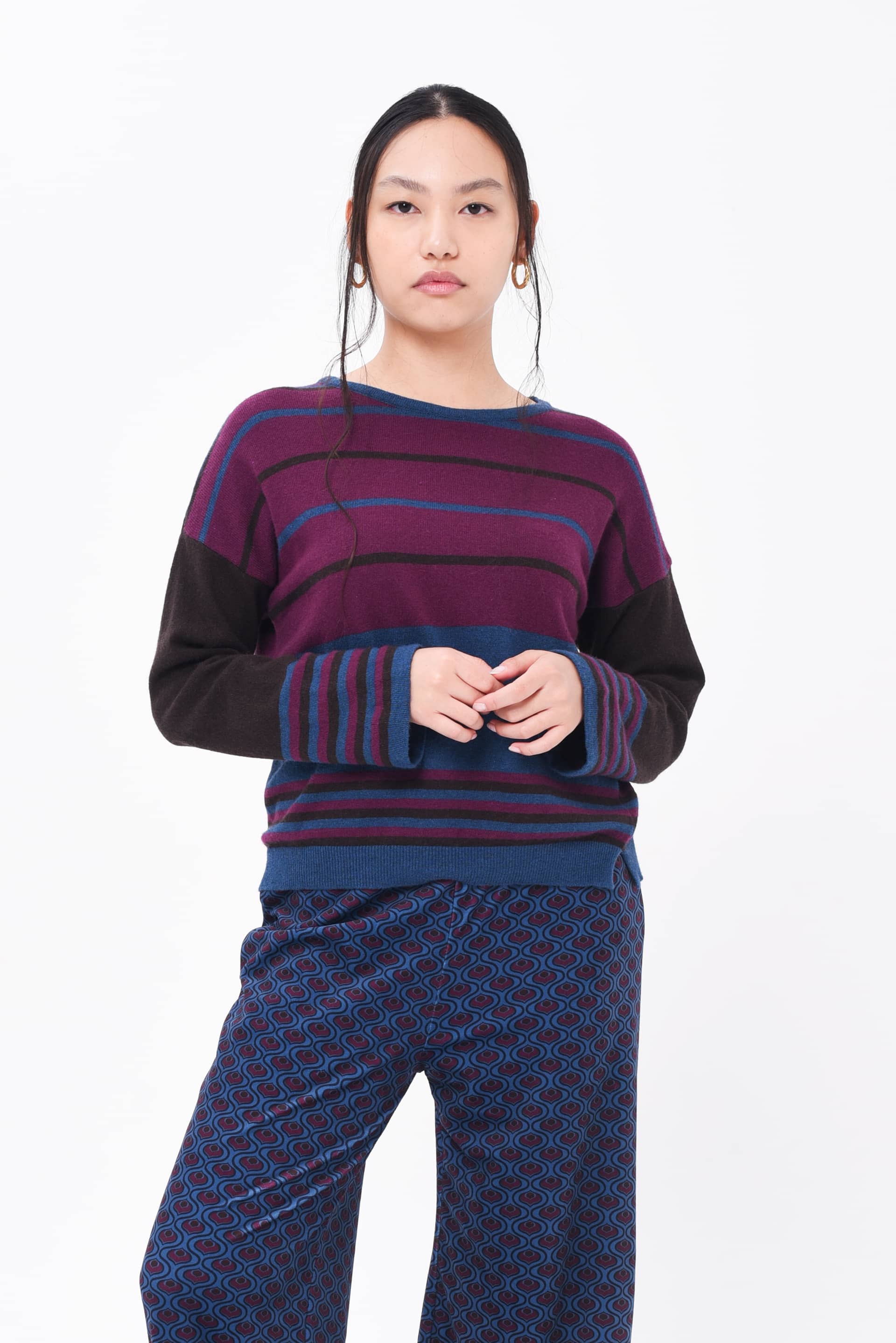 maglione in lana melenzana e blu con cashmere