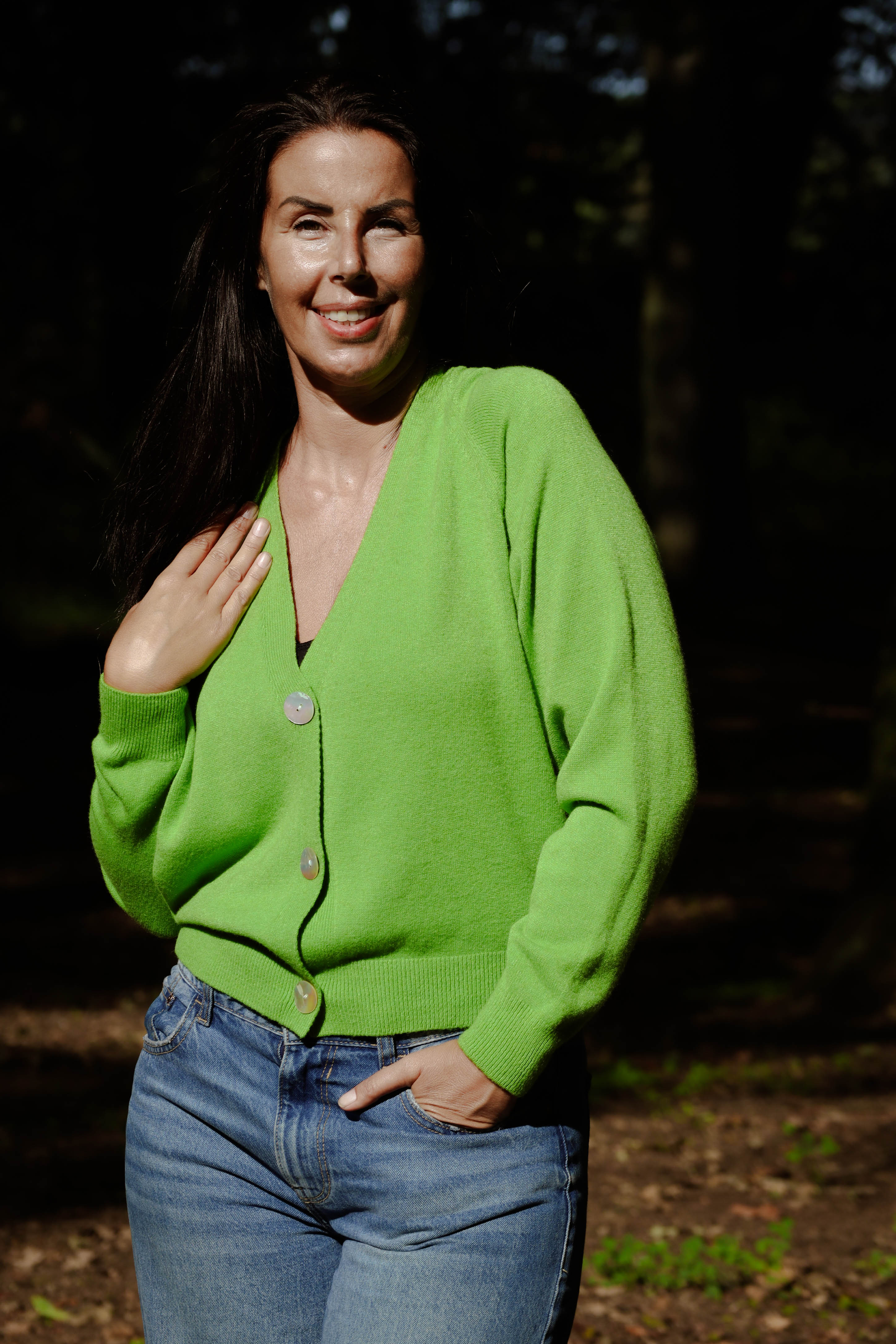 Cardigan verde mela con bottoni madreperla morbido e soffice filato di viscosa taglio corto e bombato