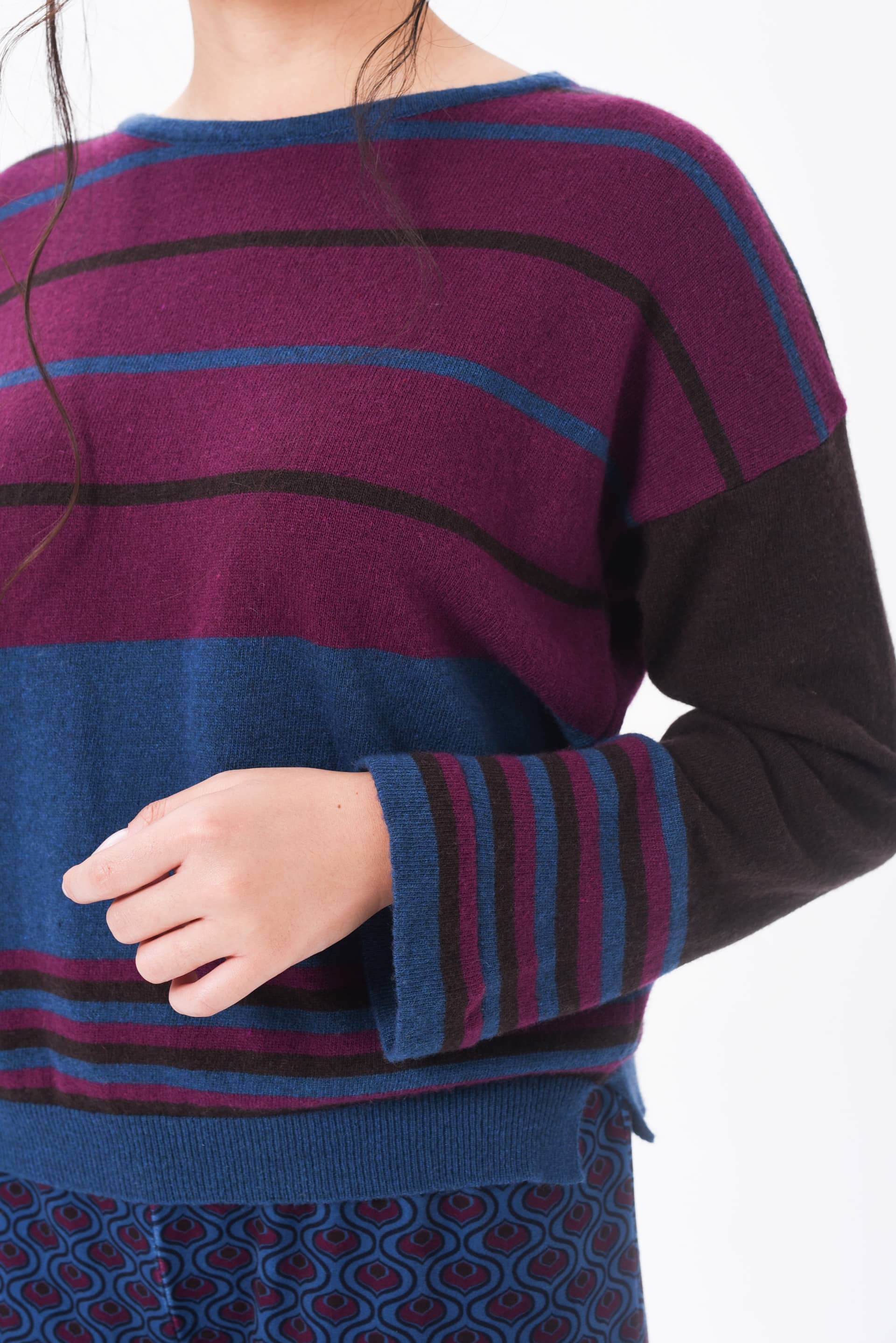 maglione in lana melenzana e blu con cashmere