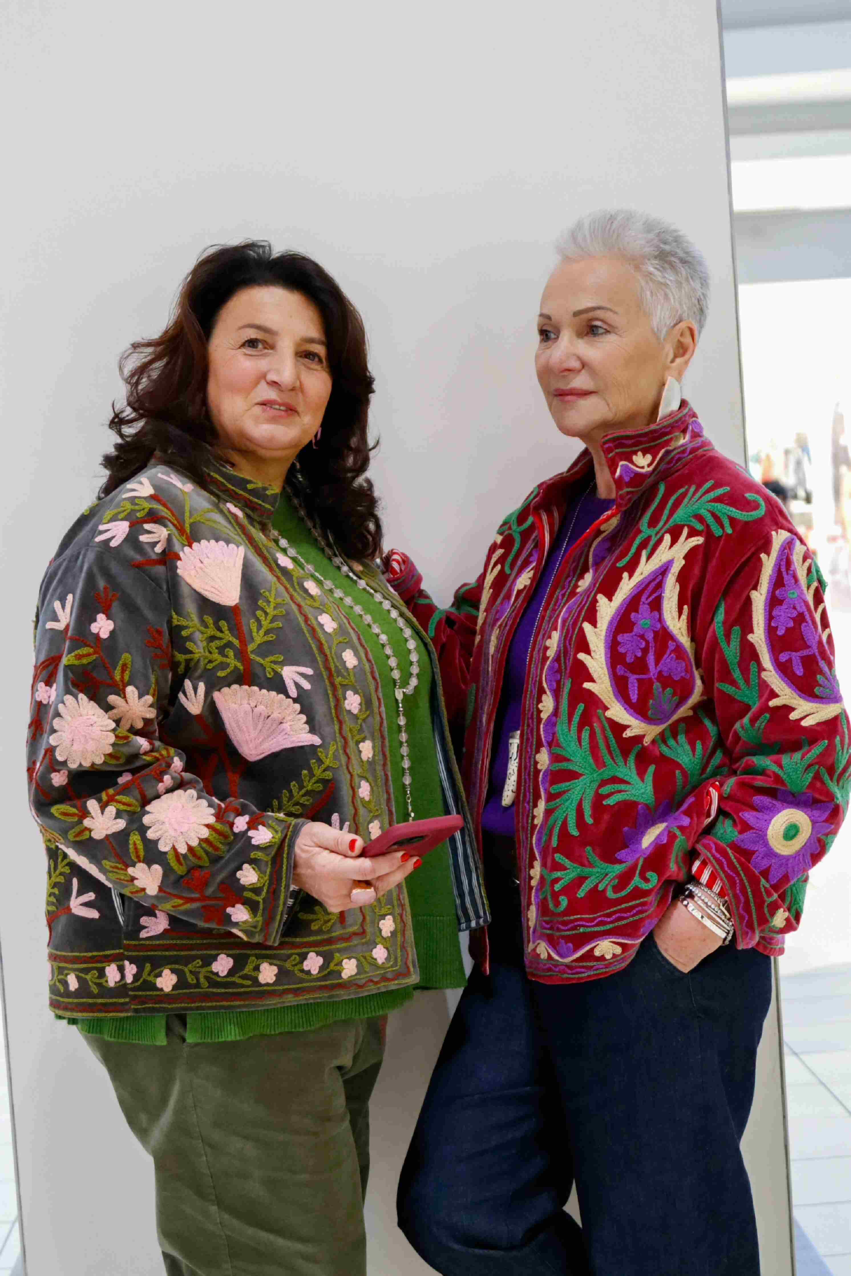 Giacca in velluto liscio ricamata a mano colore bordeaux