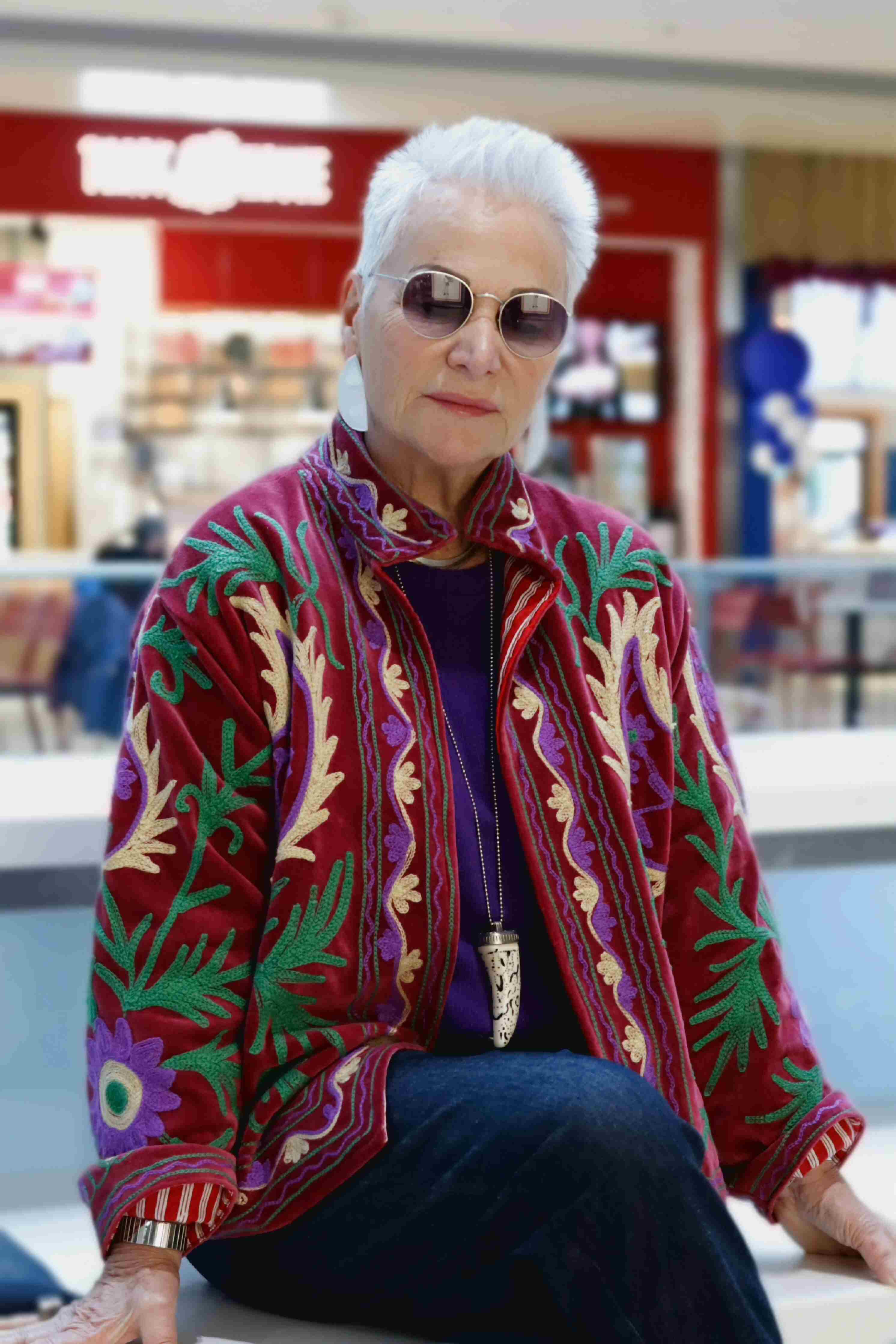 Giacca in velluto liscio ricamata a mano colore bordeaux