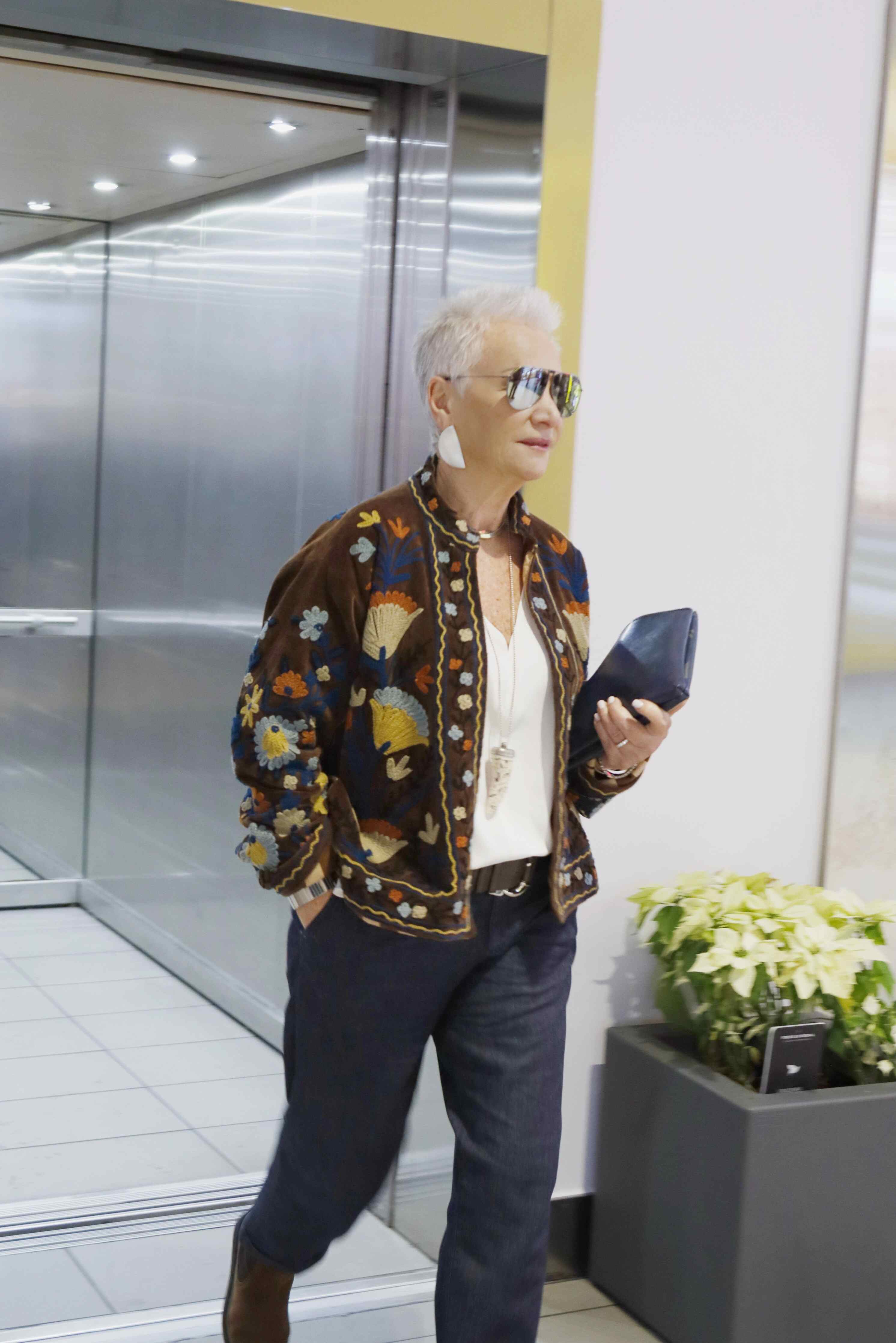 Giacca in velluto liscio color testa di moro ricamata a mano 