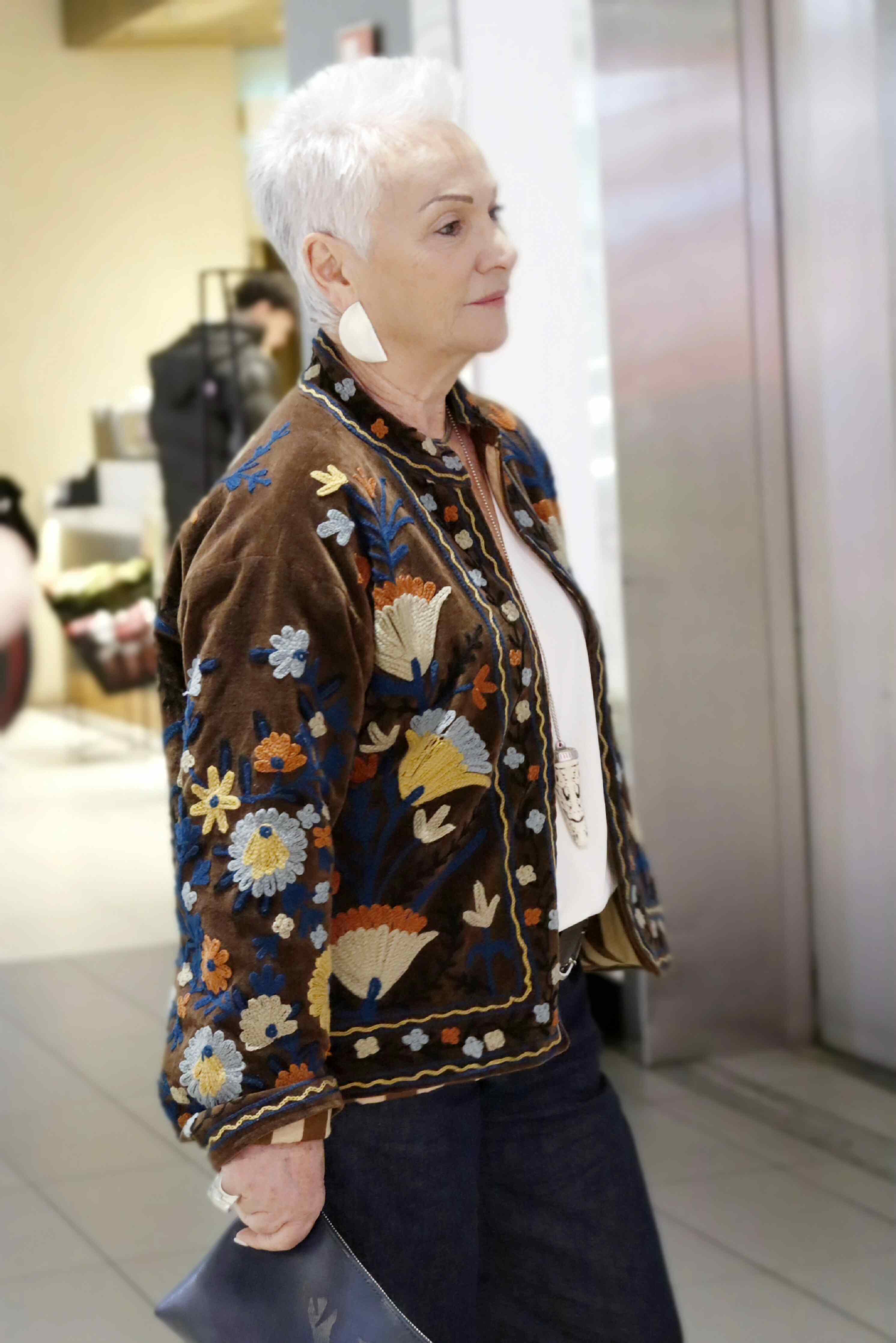 Giacca in velluto liscio color testa di moro ricamata a mano 