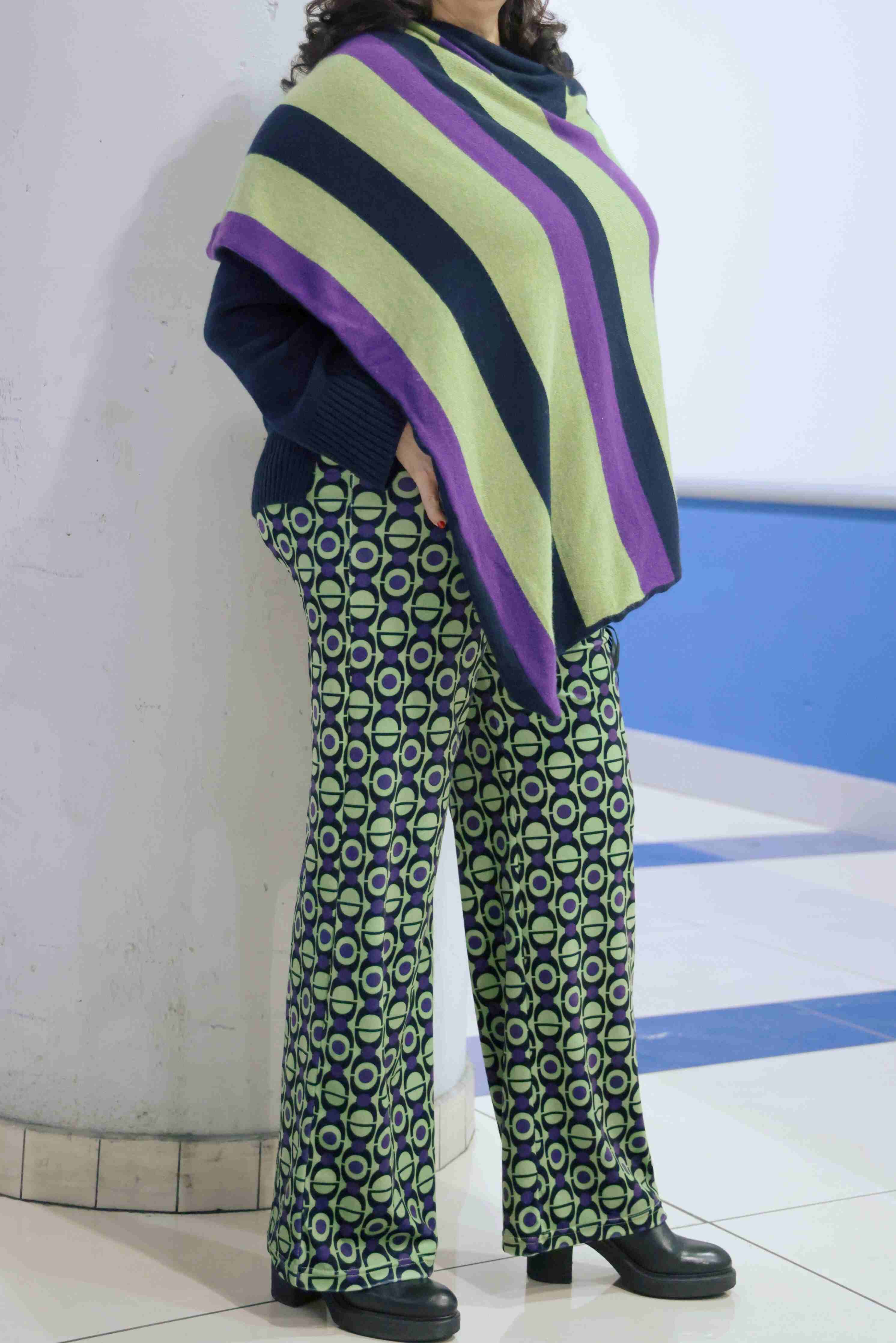 Pantalone velluto elasticizzato con stampa geometrica viola e pistacchio