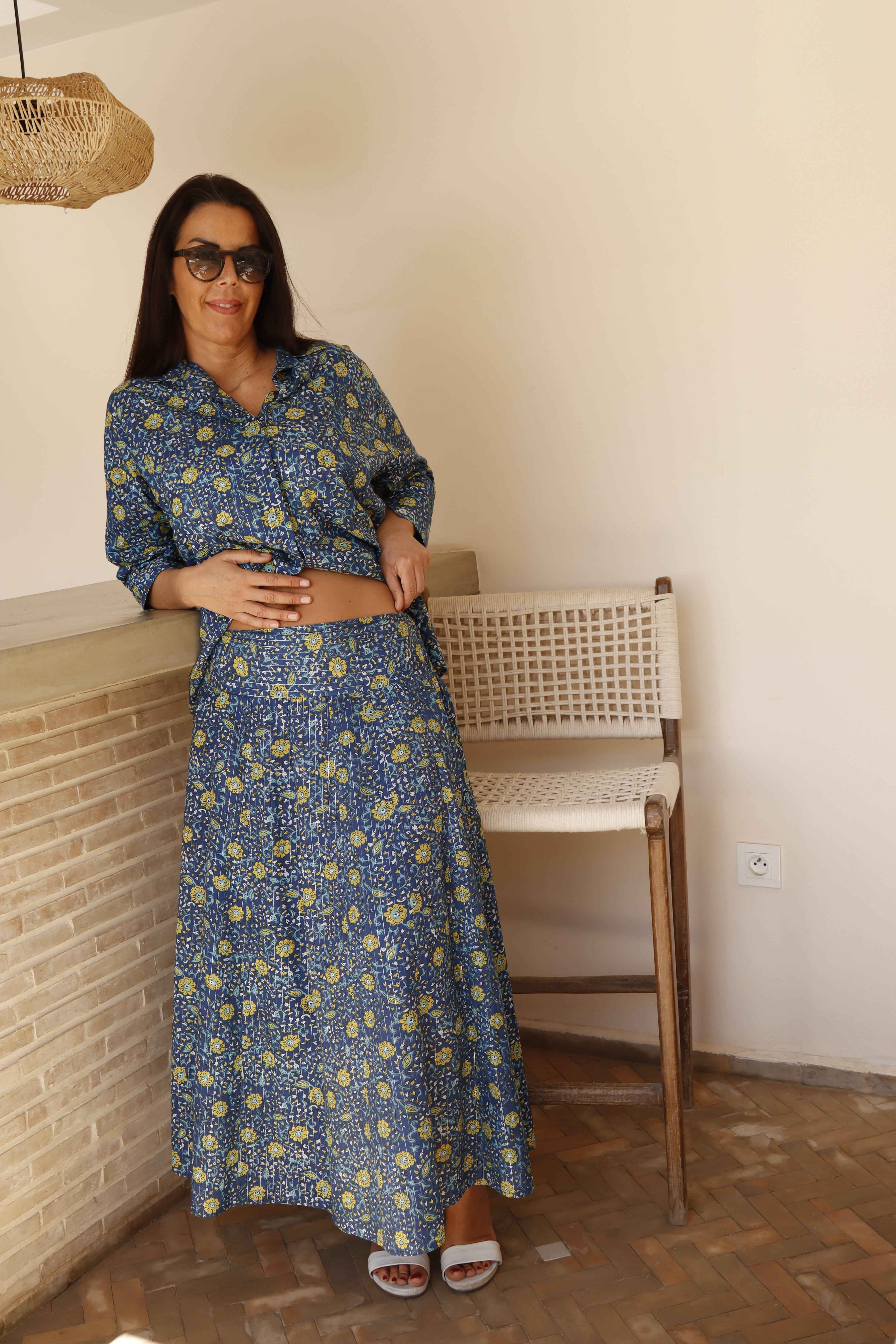 Camicia  taglio a scatola colore blu polvere e fiori gialli cotone naturale