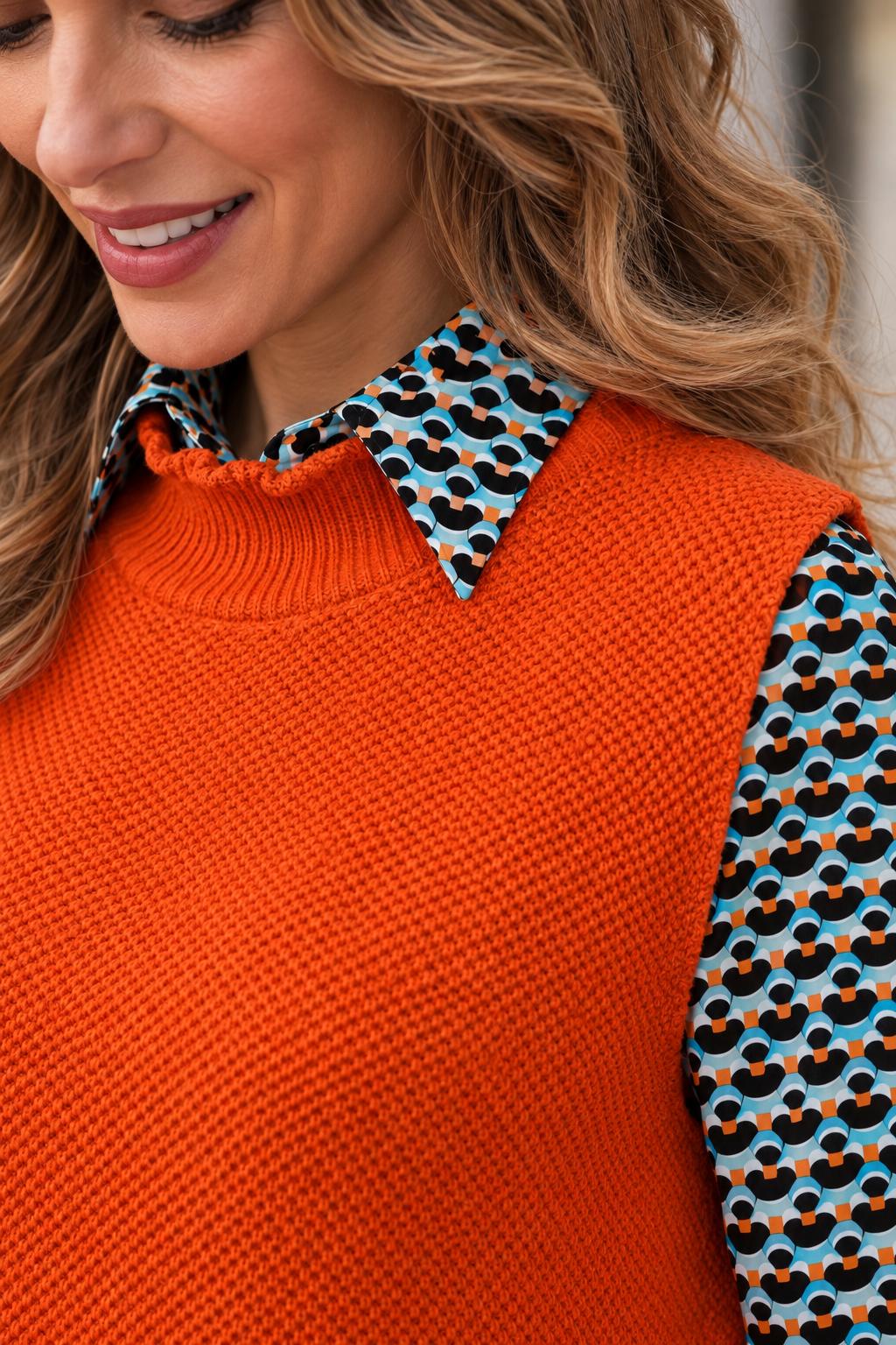 Gilet Vulcano arancio donna in lana merinos e cashmere Tessimete – capo indossato
