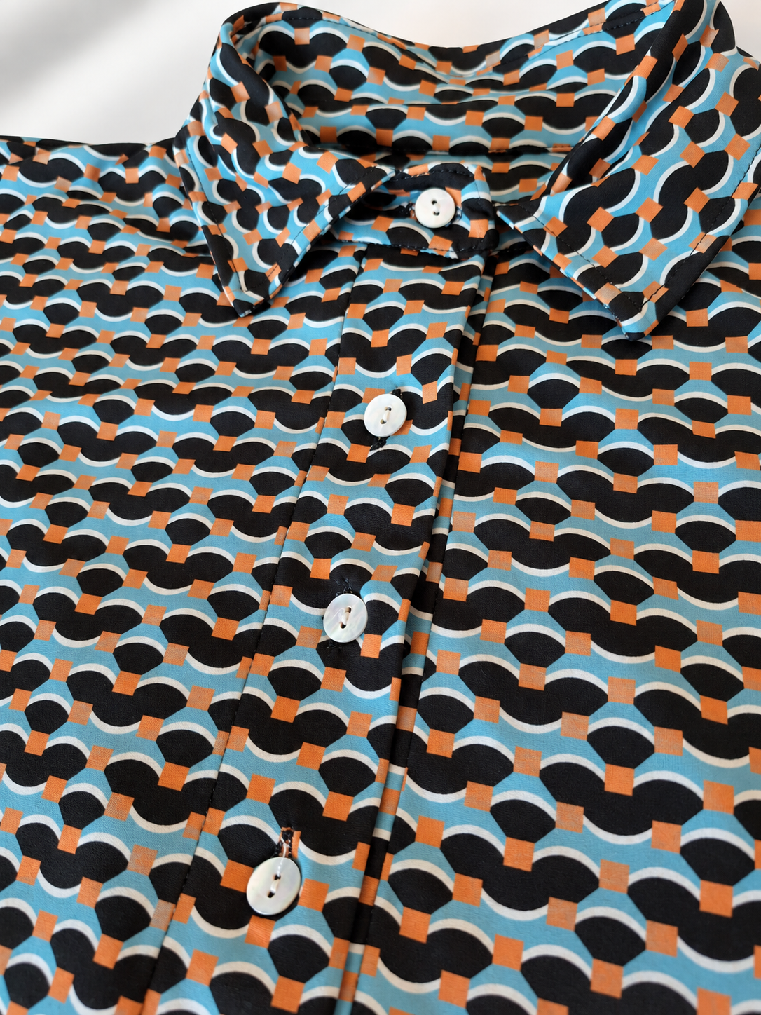 Camicia Ponza fantasia turchese donna in jersey di viscosa Tessimete – dettaglio stile